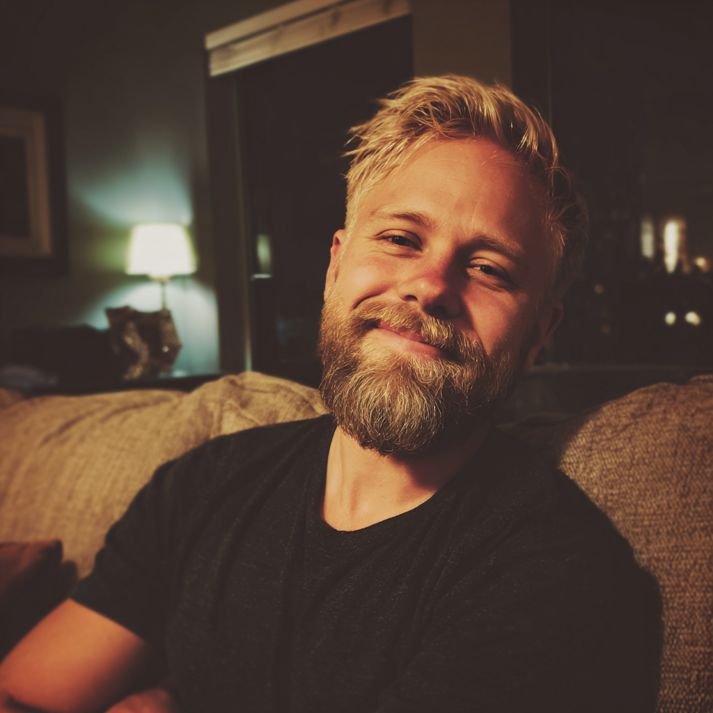 Un homme souriant assis sur un canapé | Source : Midjourney