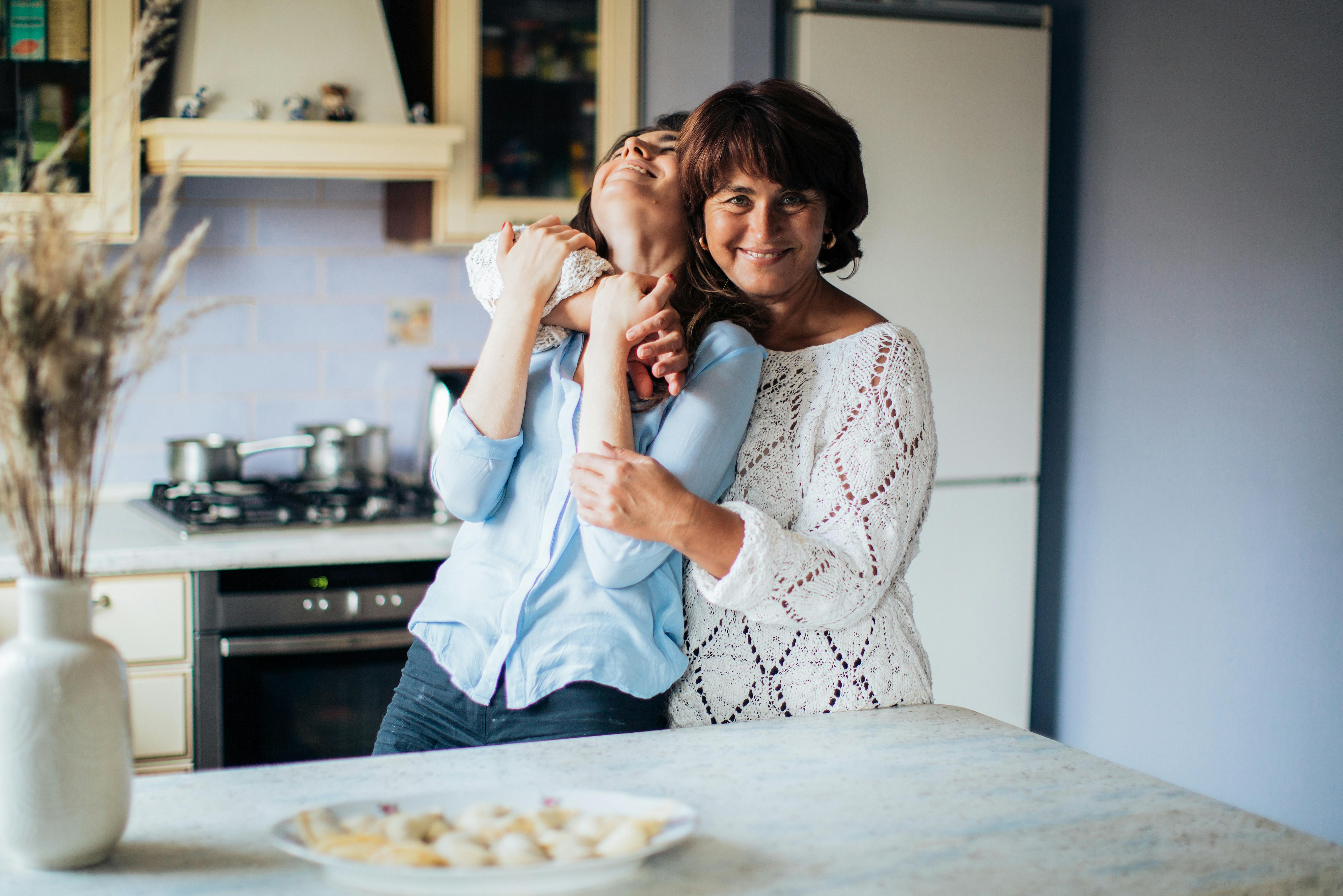 Une mère et sa fille qui se prennent dans les bras | Source : Pexels