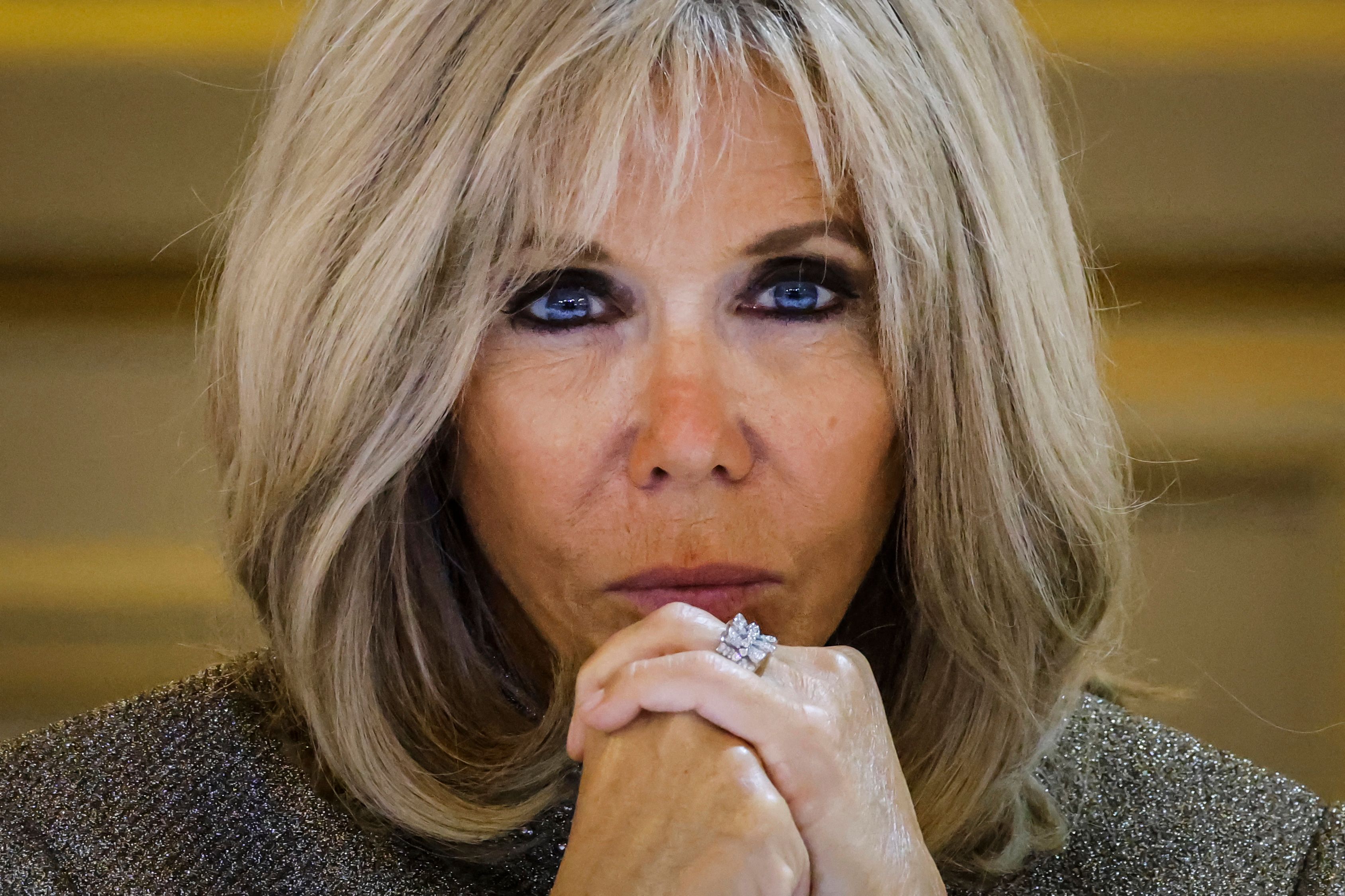 L'épouse du président français, Brigitte Macron, réagit lors d'un dîner au palais de l'Élysée à Paris le 30 septembre 2021 dans le cadre de la cérémonie de clôture de la saison Africa2020 I Source : Getty Images
