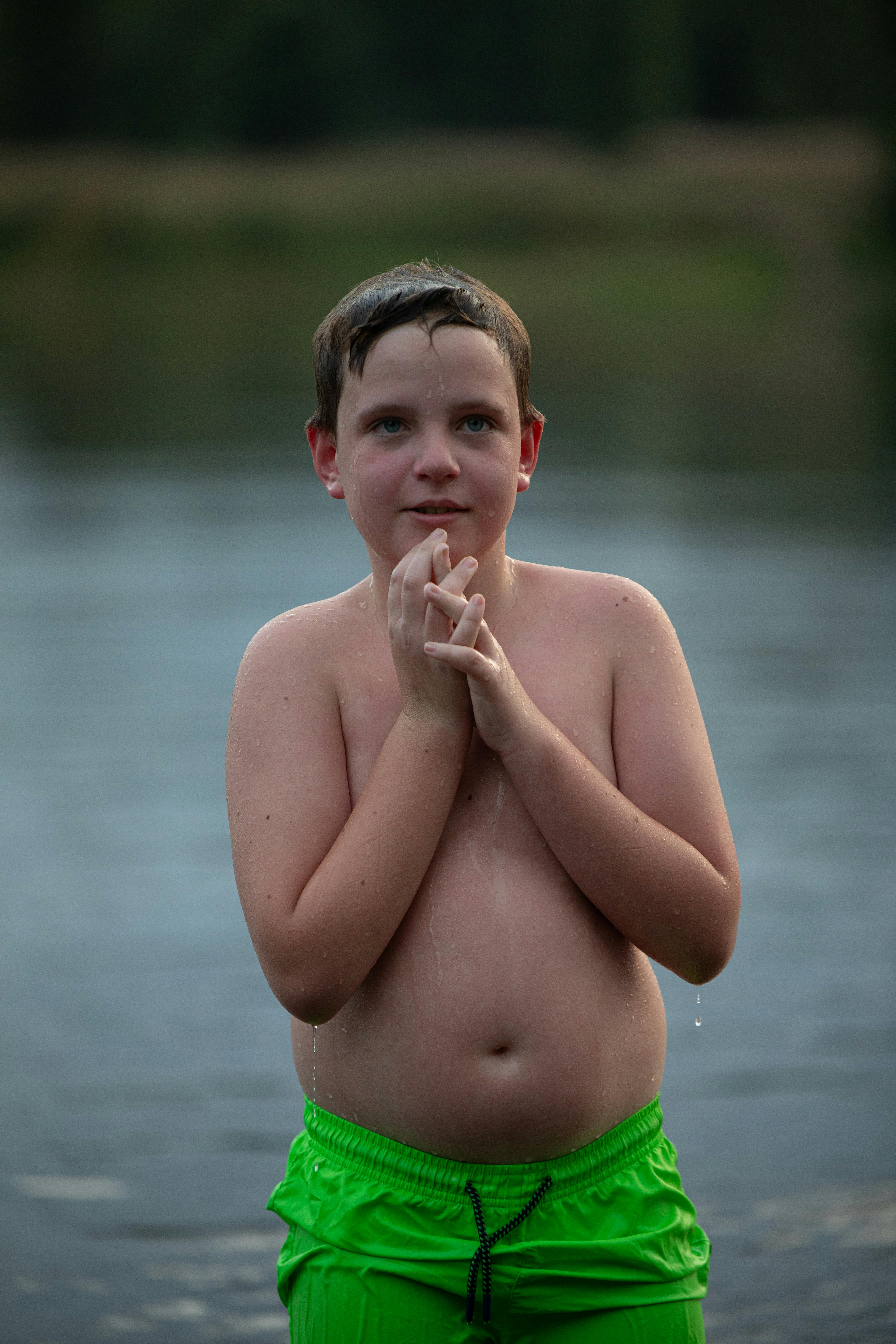 Un enfant debout dans l'eau | Source : Pexels