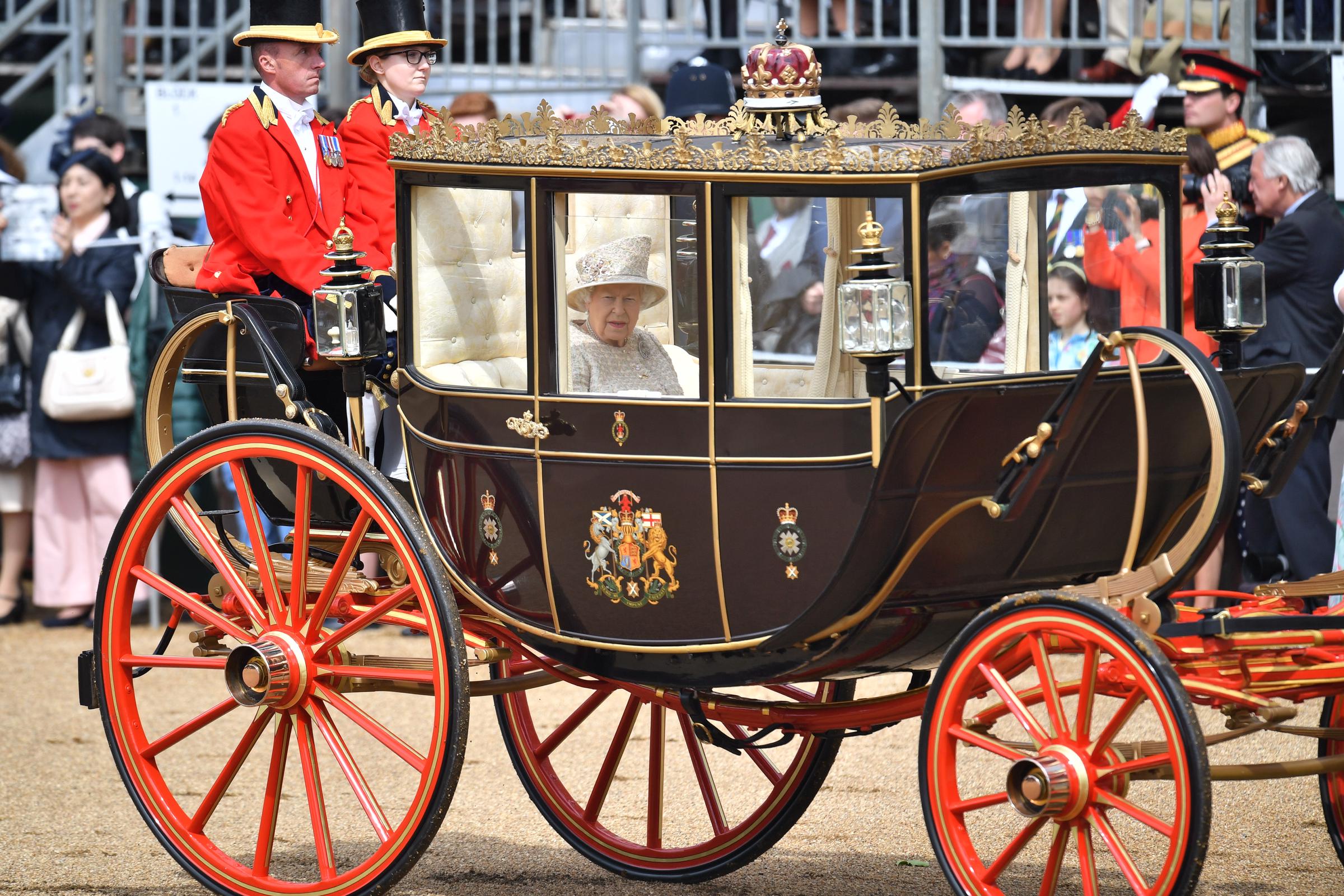La reine Élisabeth II est vue à bord d'un carrosse doré tiré par des chevaux lors du Trooping the Colour à Horse Guards Parade, marquant son anniversaire officiel, à Londres, le 8 juin 2019 | Source : Getty Images