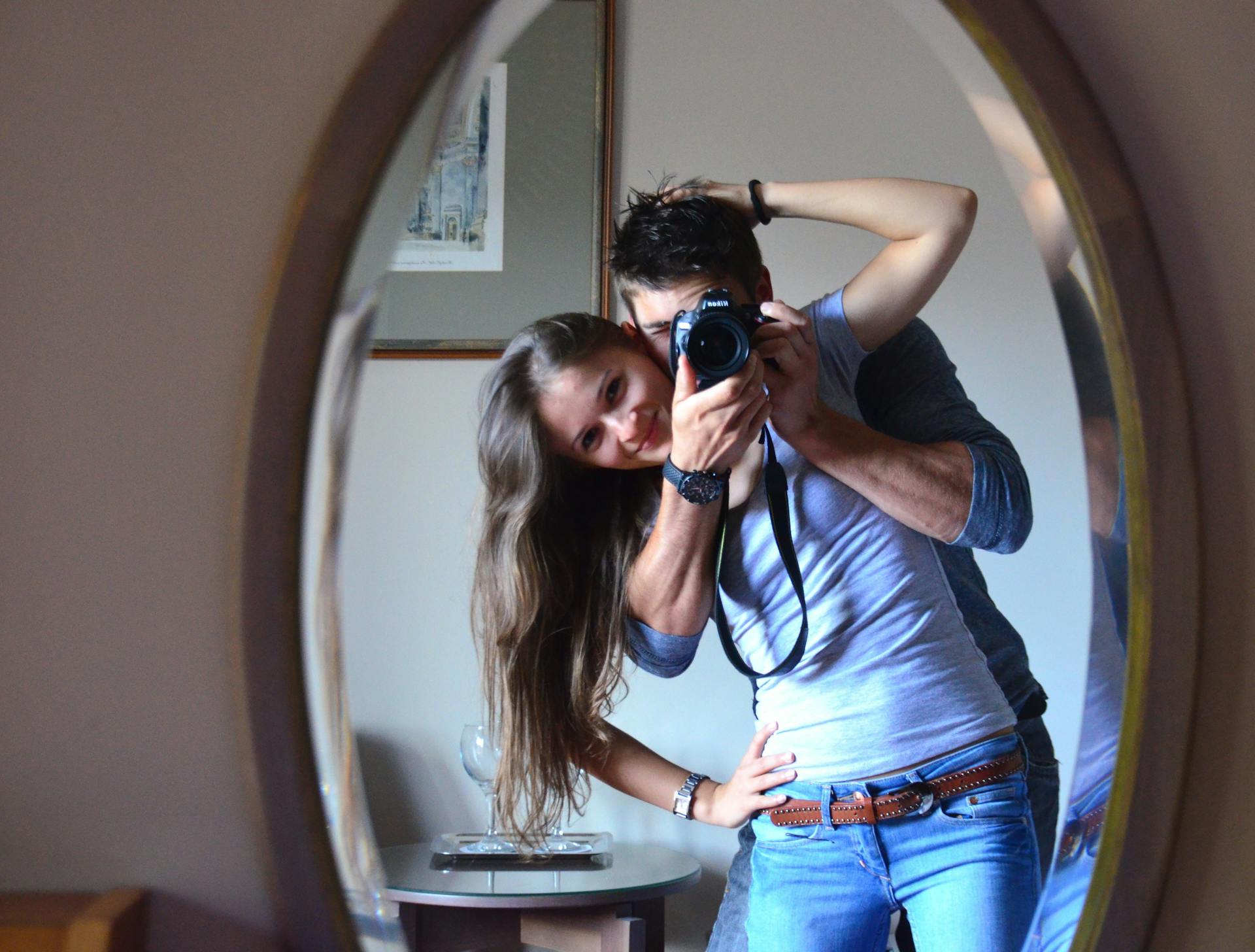 Un couple prenant une photo ludique | Source : Pexels