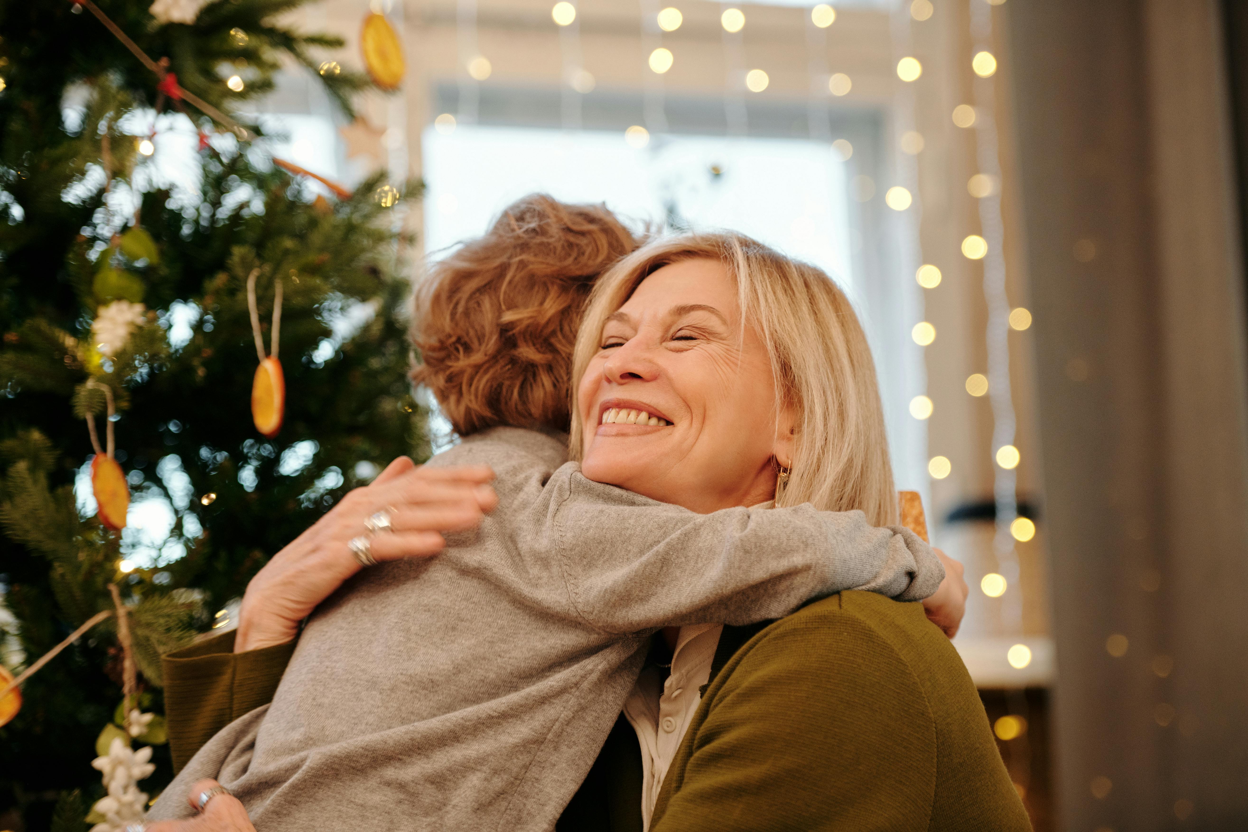Une grand-mère serre son petit-fils dans ses bras | Source : Pexels