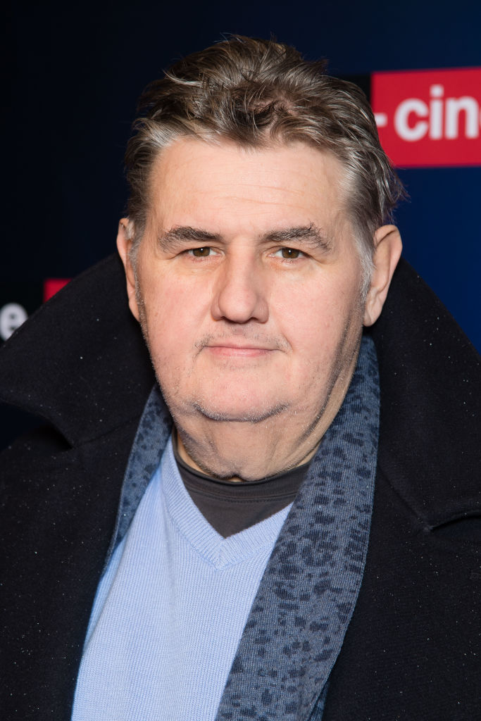 Pierre Ménès assiste à la soirée de lancement de « e-cinema.com » au restaurant L'Ile, le 30 novembre 2017 à Issy-les-Moulineaux, en France I Source : Getty Images
