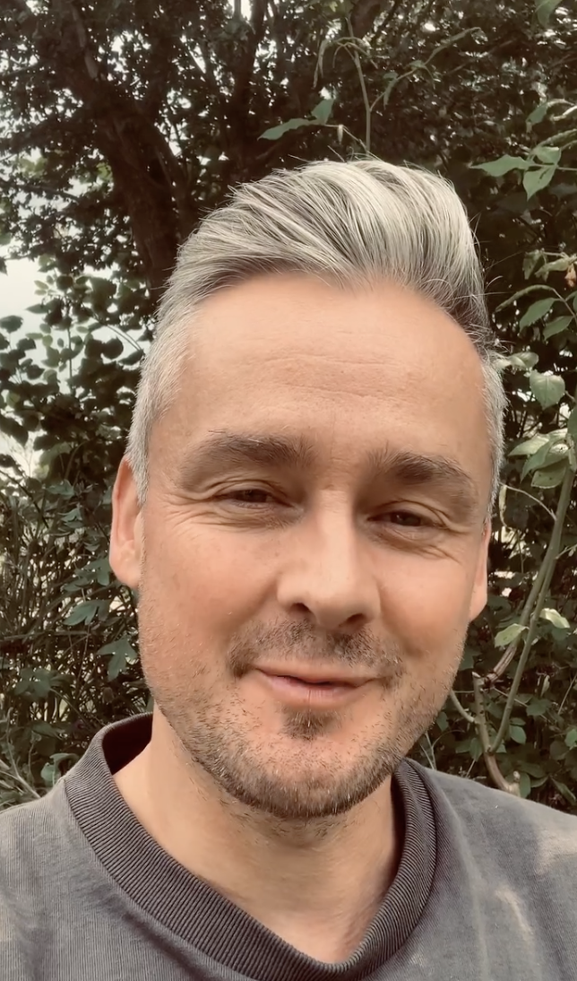 Le célèbre chanteur d'après un post daté du 4 août 2023. | Source : Instagram/tomchaplin