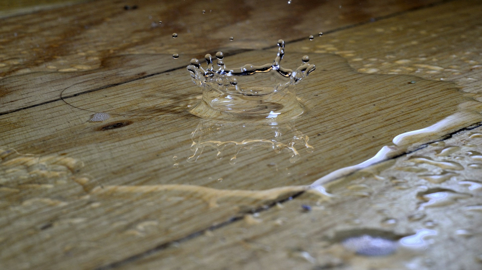 Une flaque d'eau sur un plancher en bois | Source : Unsplash