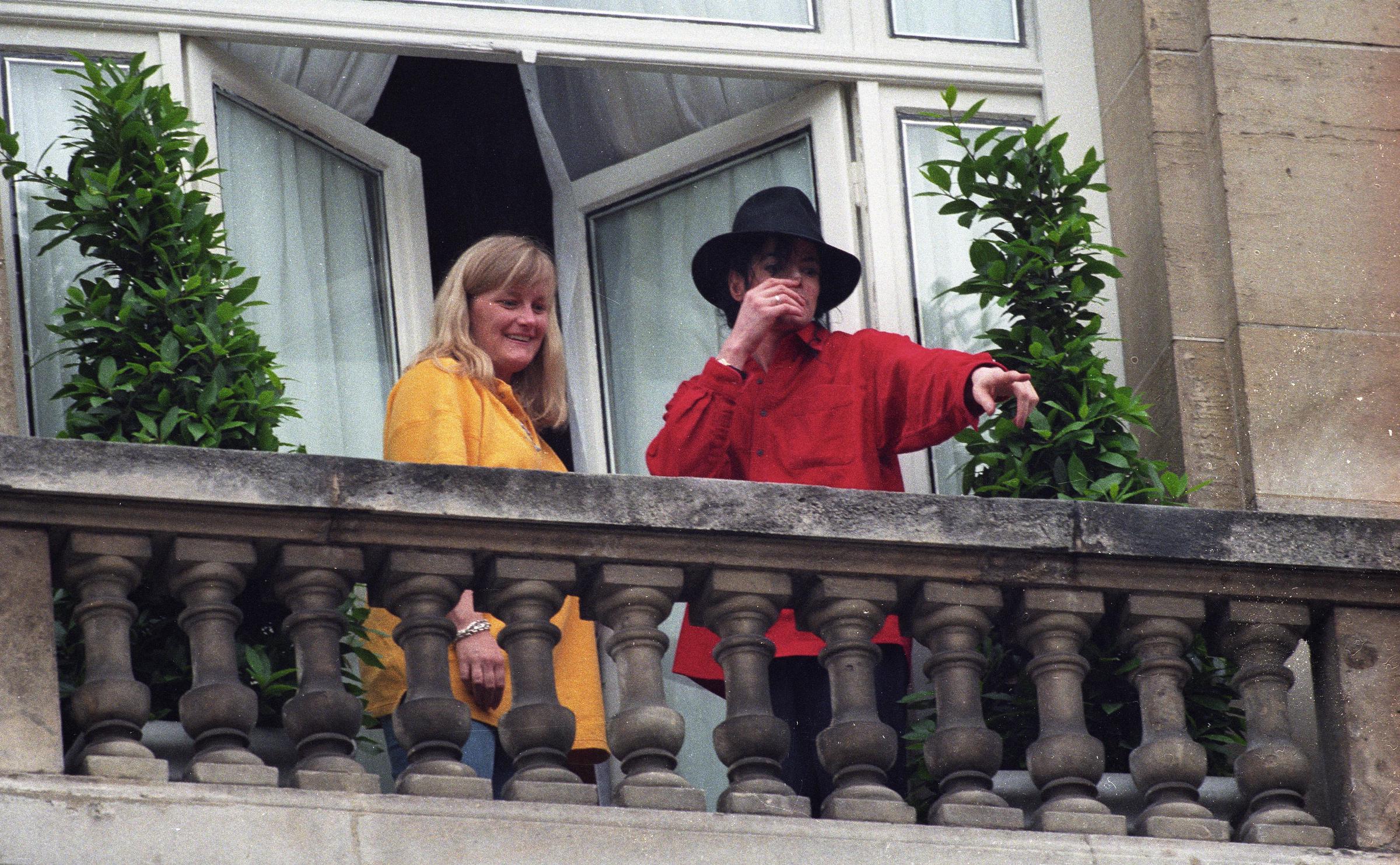 Michael Jackson et Debbie Rowe photographiés le 1er janvier 1997 à Paris, France. | Source : Getty Images