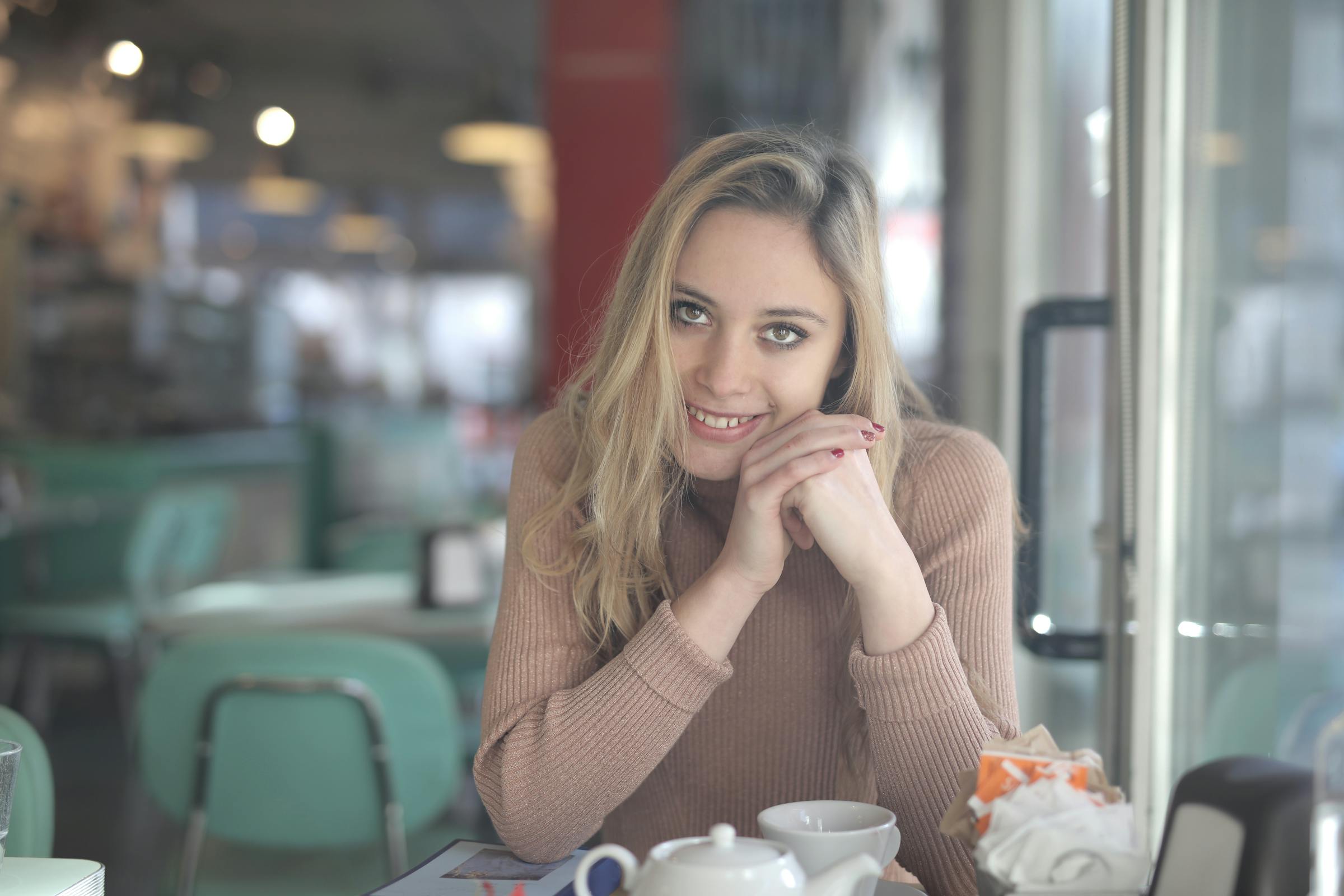 Une femme blonde dans un restaurant | Source : Pexels