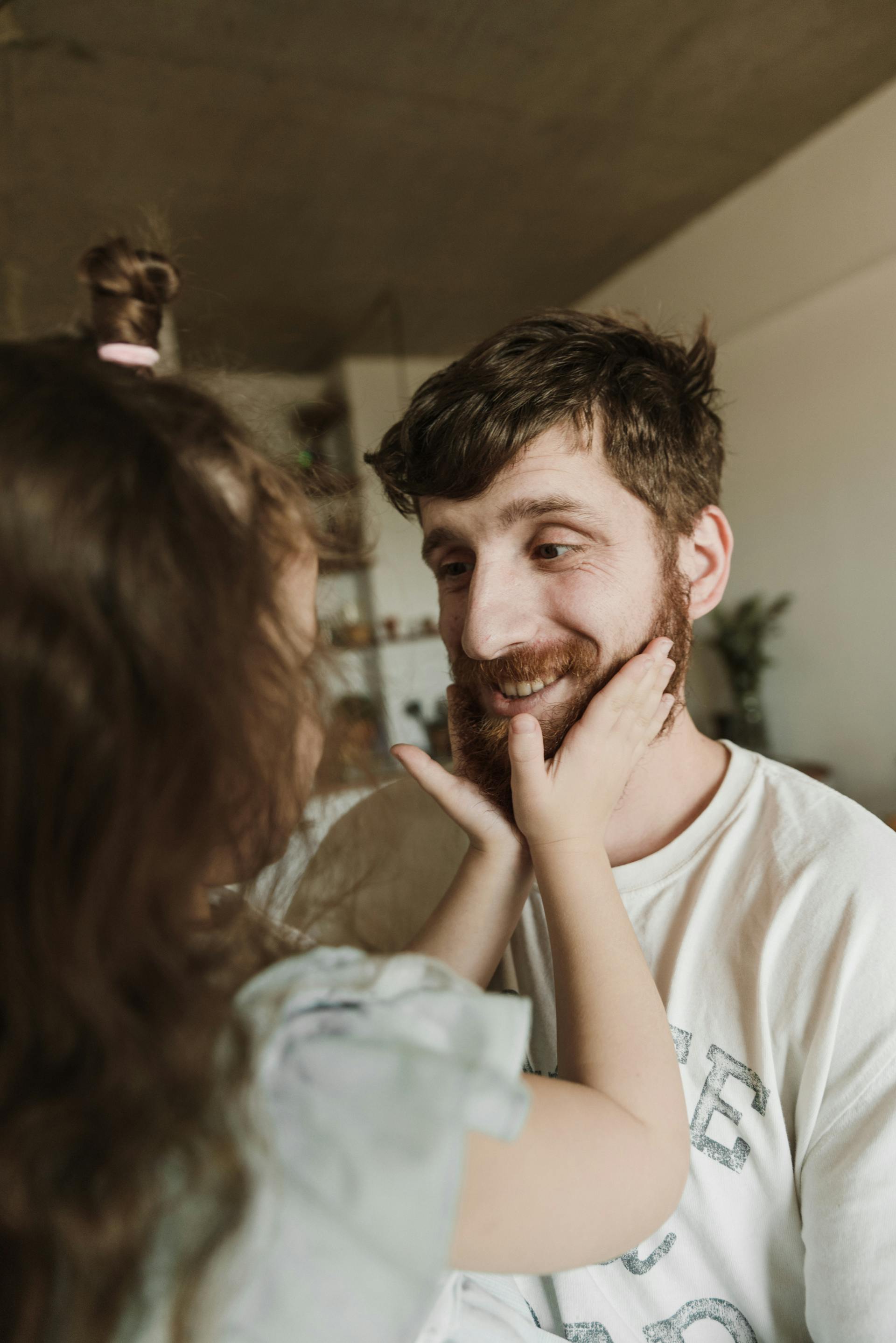 Un homme qui parle à une fille | Source : Pexels