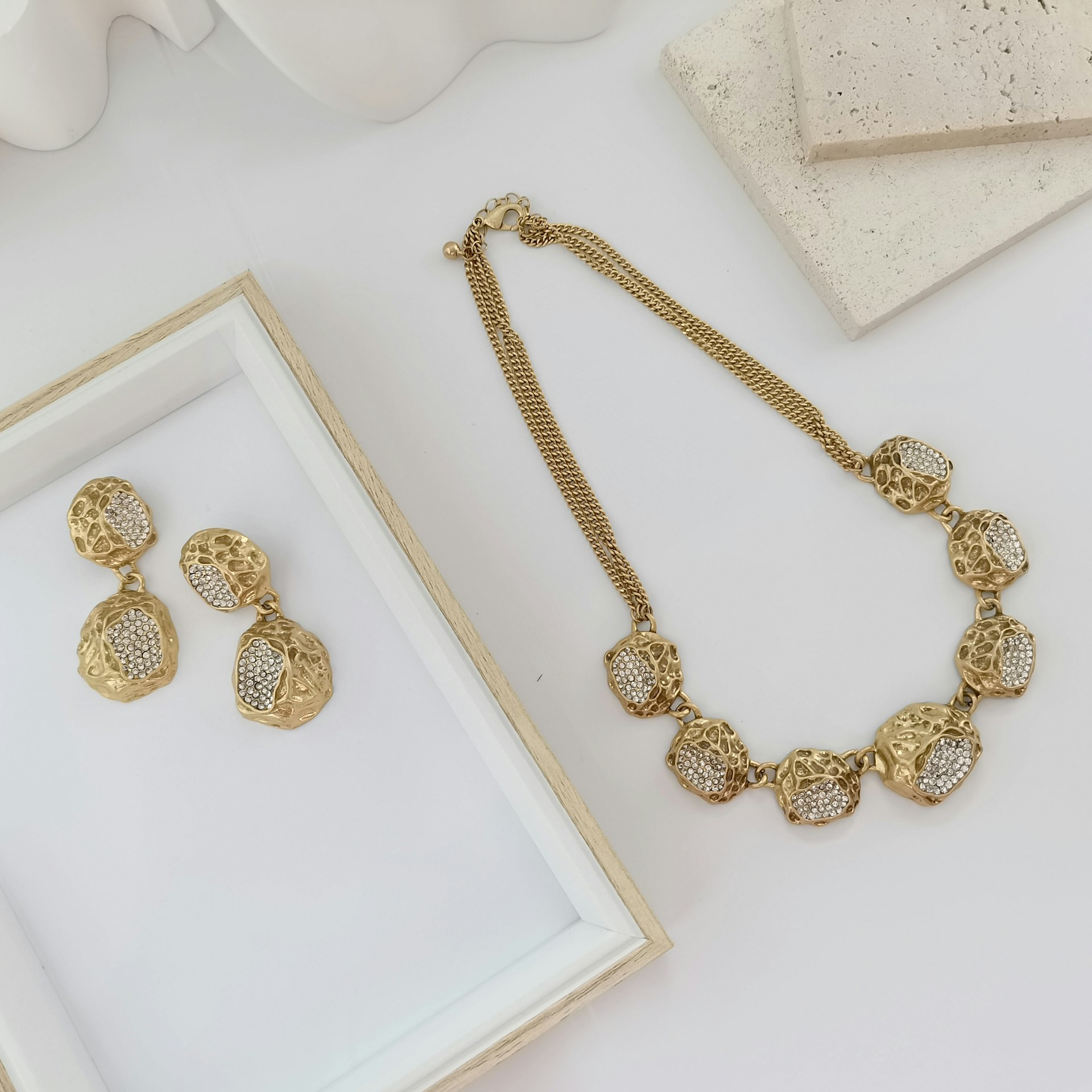 Un ensemble de bijoux en or | Source : Unsplash