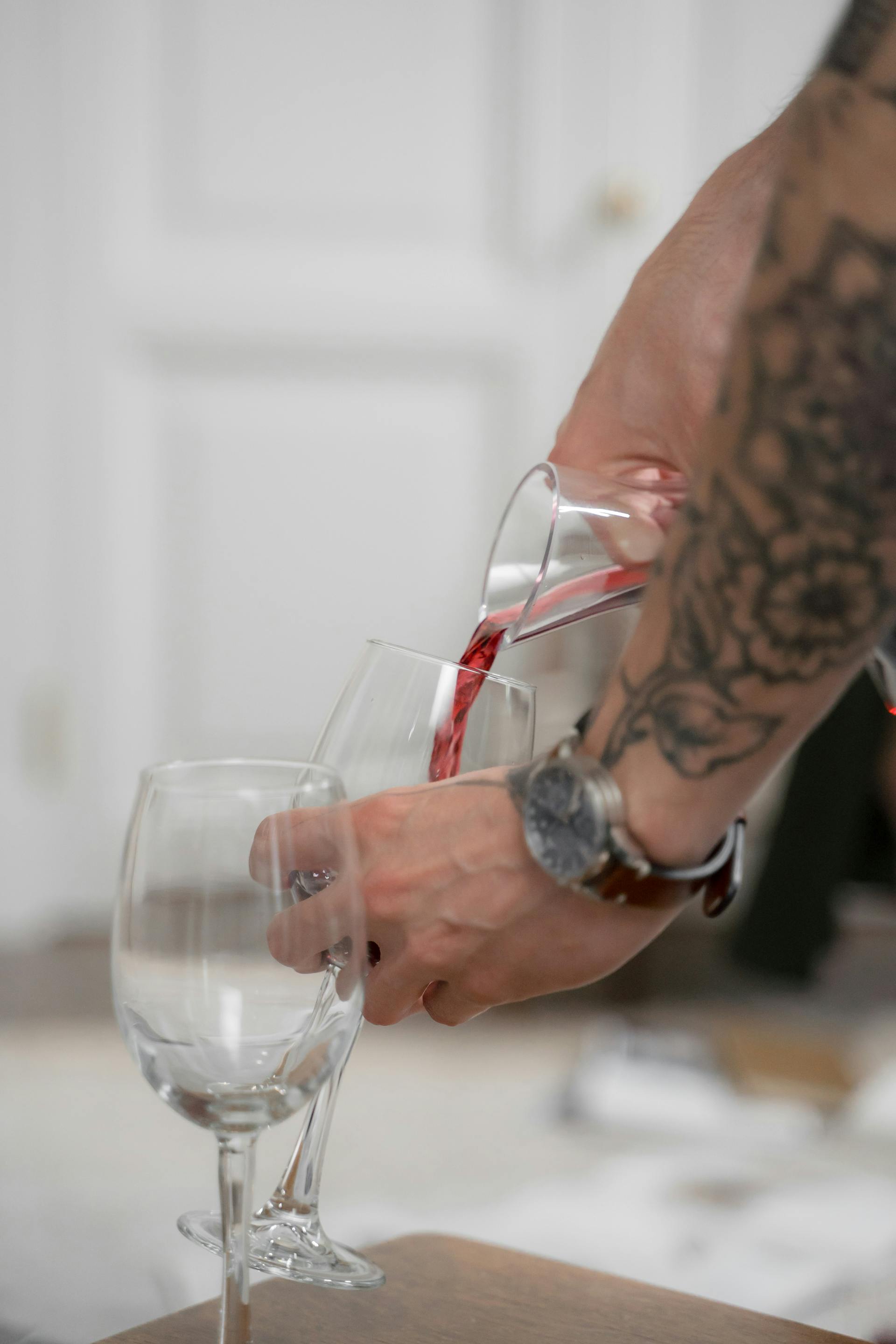 Un homme versant du vin dans un verre | Source : Pexels