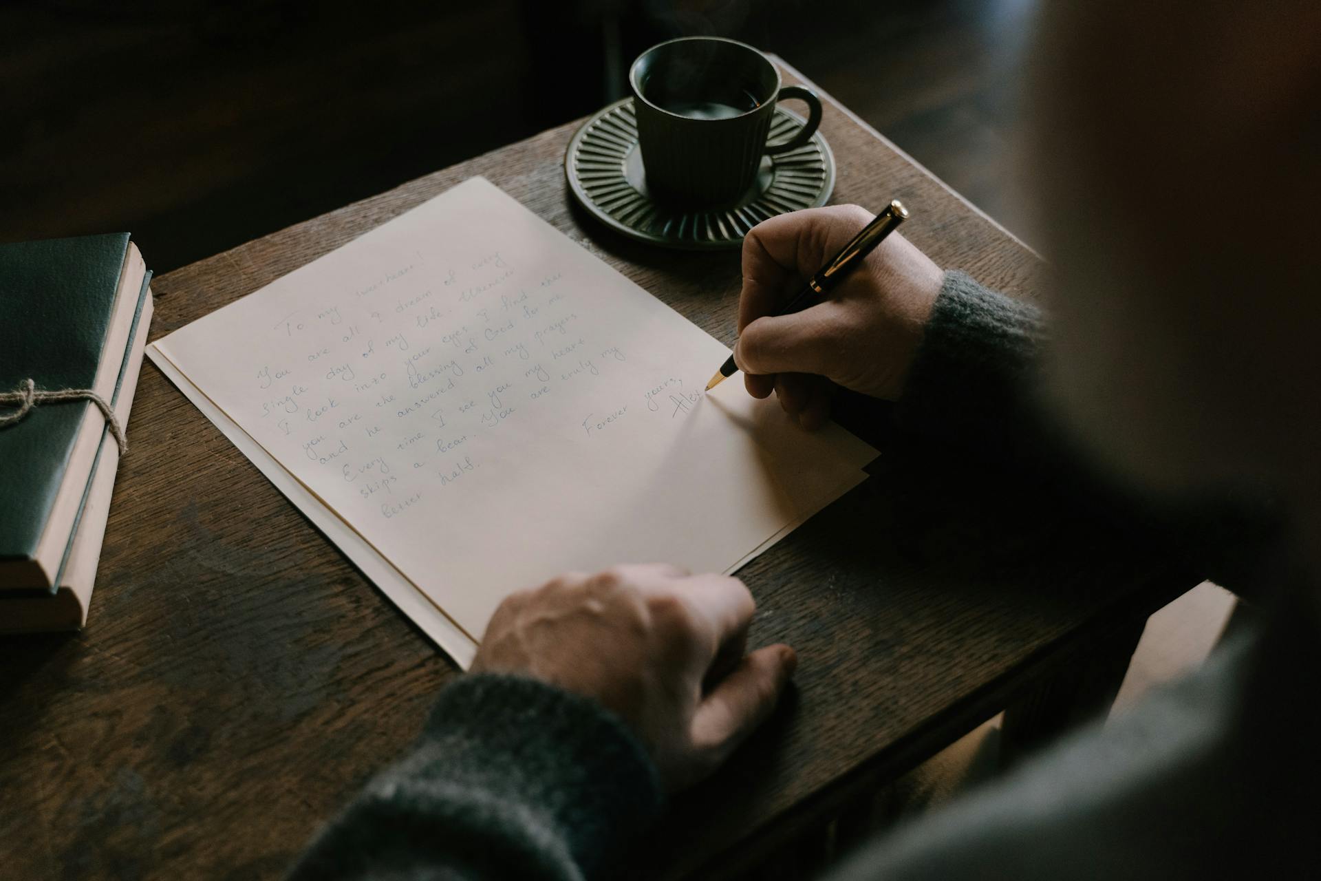 Un homme qui écrit une lettre | Source : Pexels