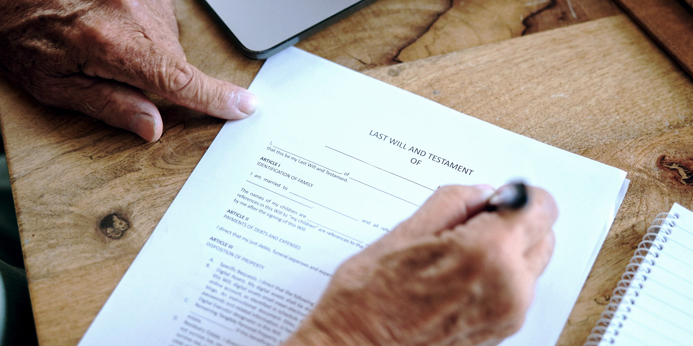 Un homme âgé signant ses dernières volontés et son testament | Source : Shutterstock