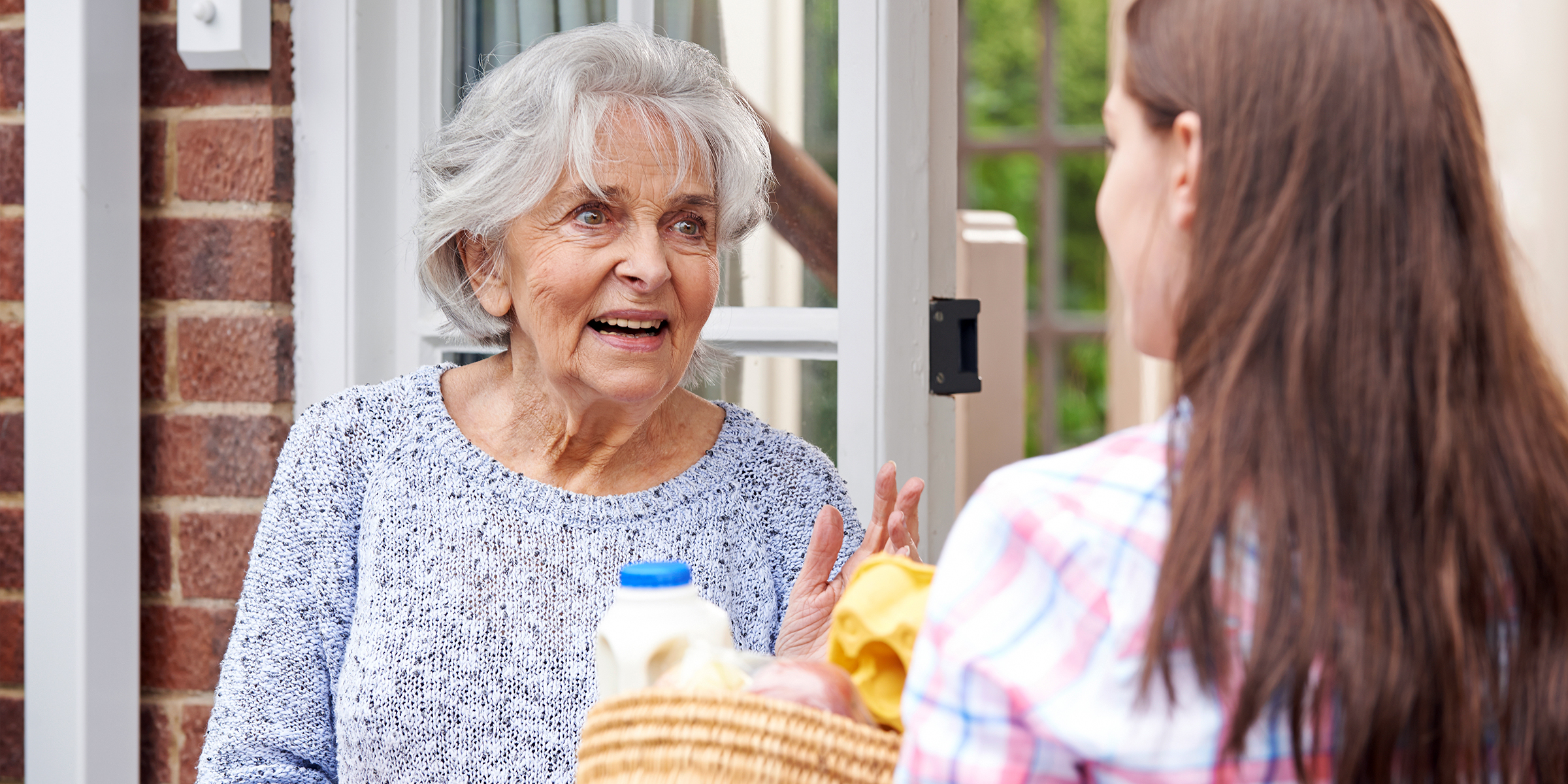 Une dame âgée qui parle à une femme | Source : Shutterstock