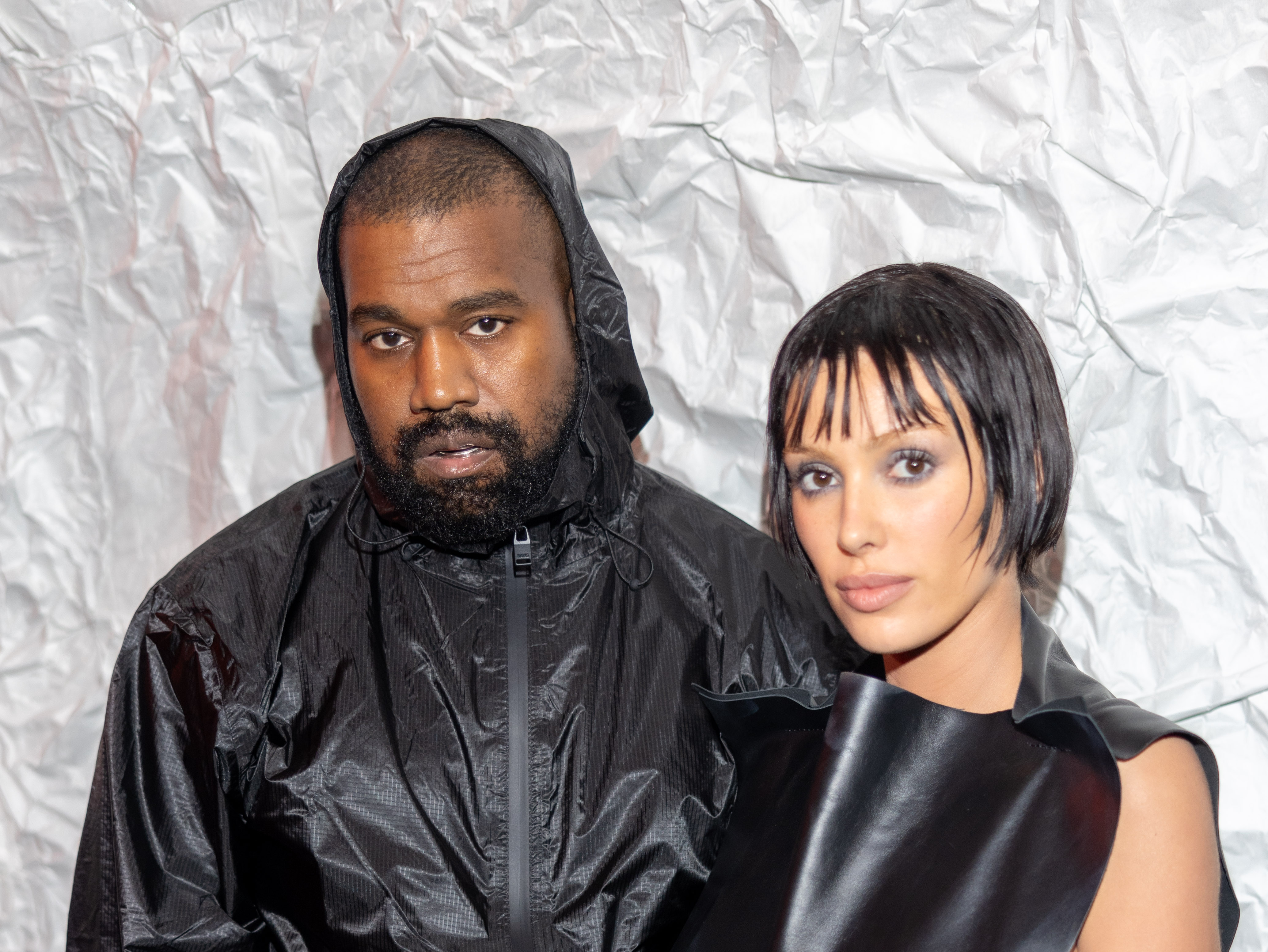 Kanye West et Bianca Censori posent ensemble lors du défilé Marni pendant la Fashion Week de Milan Automne/Hiver 2024-2025 | Source : Getty Images