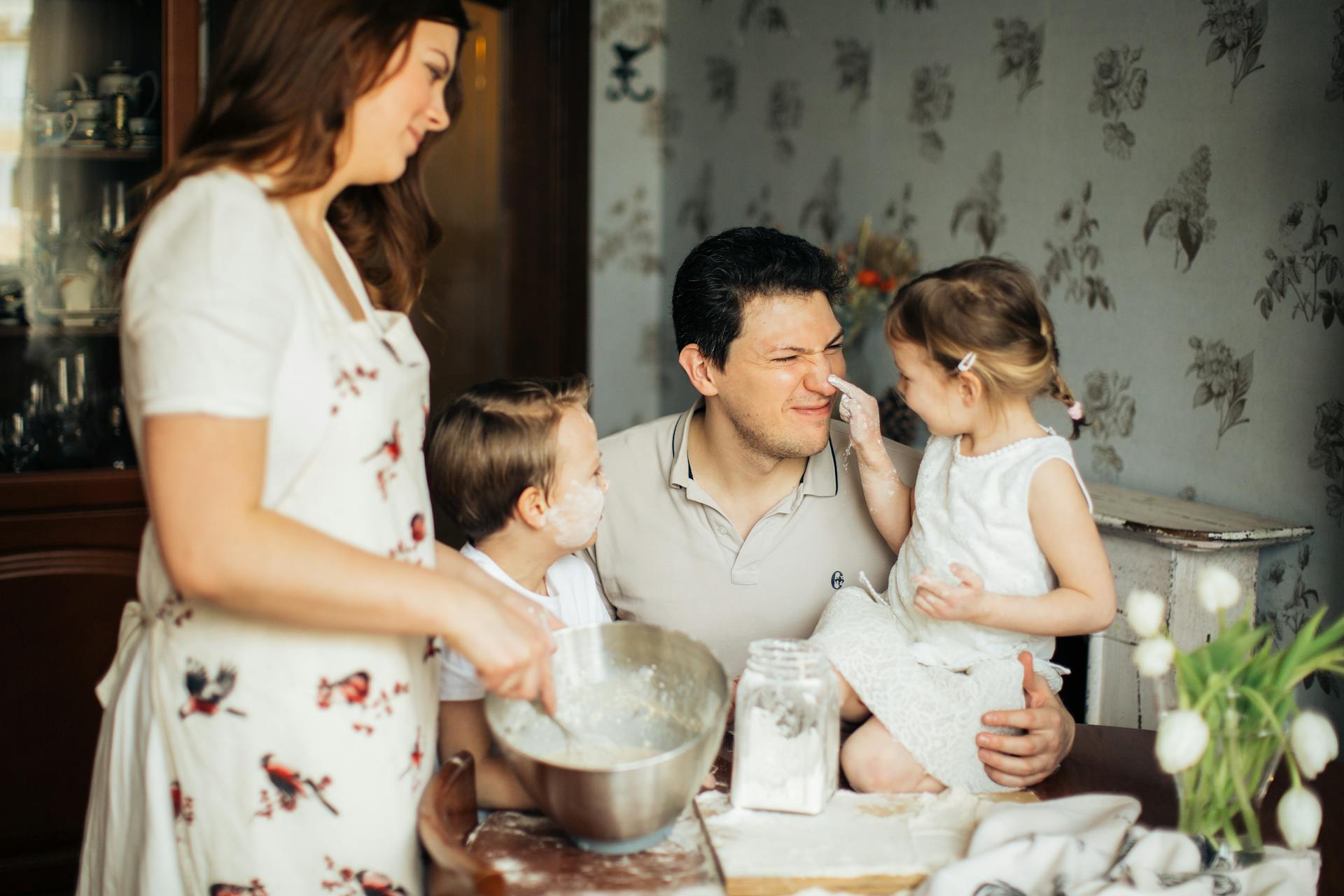 Un couple avec ses enfants | Source : Pexels