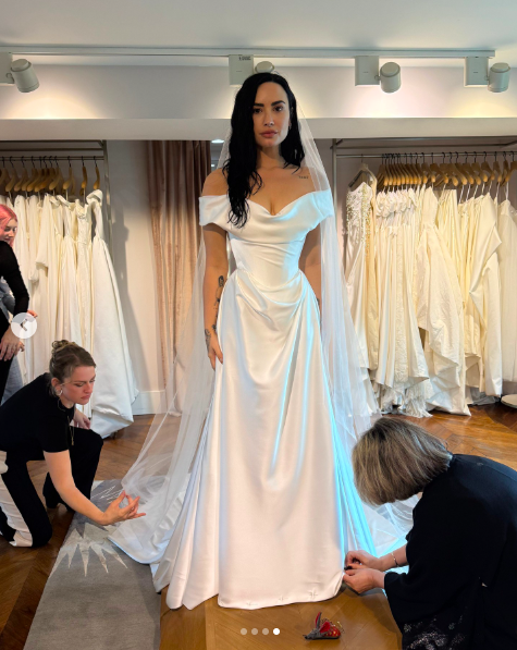 Demi Lovato posant pour une photo dans sa robe de mariée, postée le 26 mai 2025. | Source : Instagram/voguemagazine