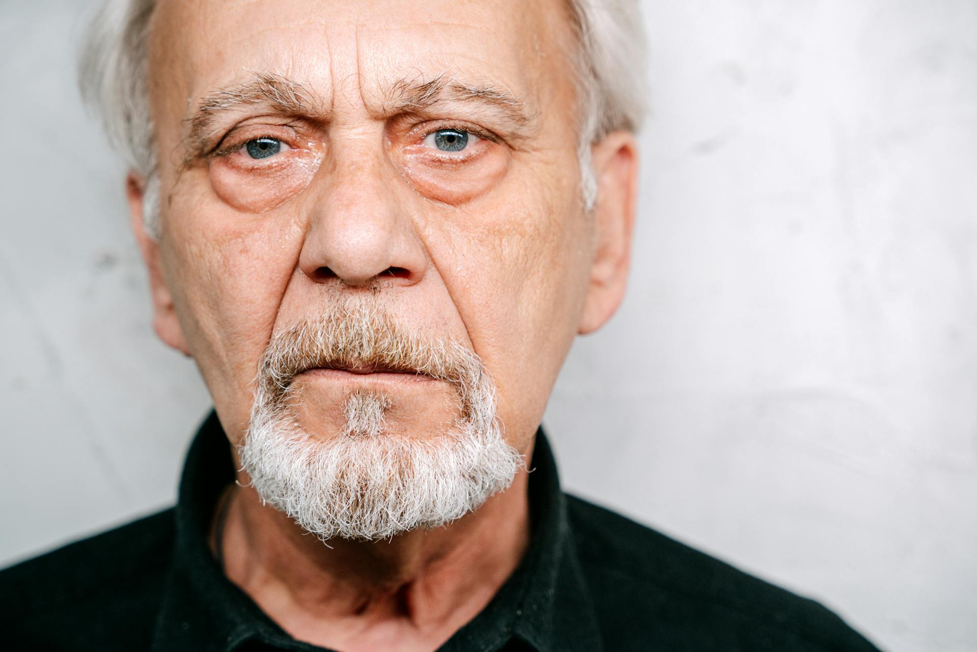 Portrait d'un homme âgé émotif | Source : Pexels
