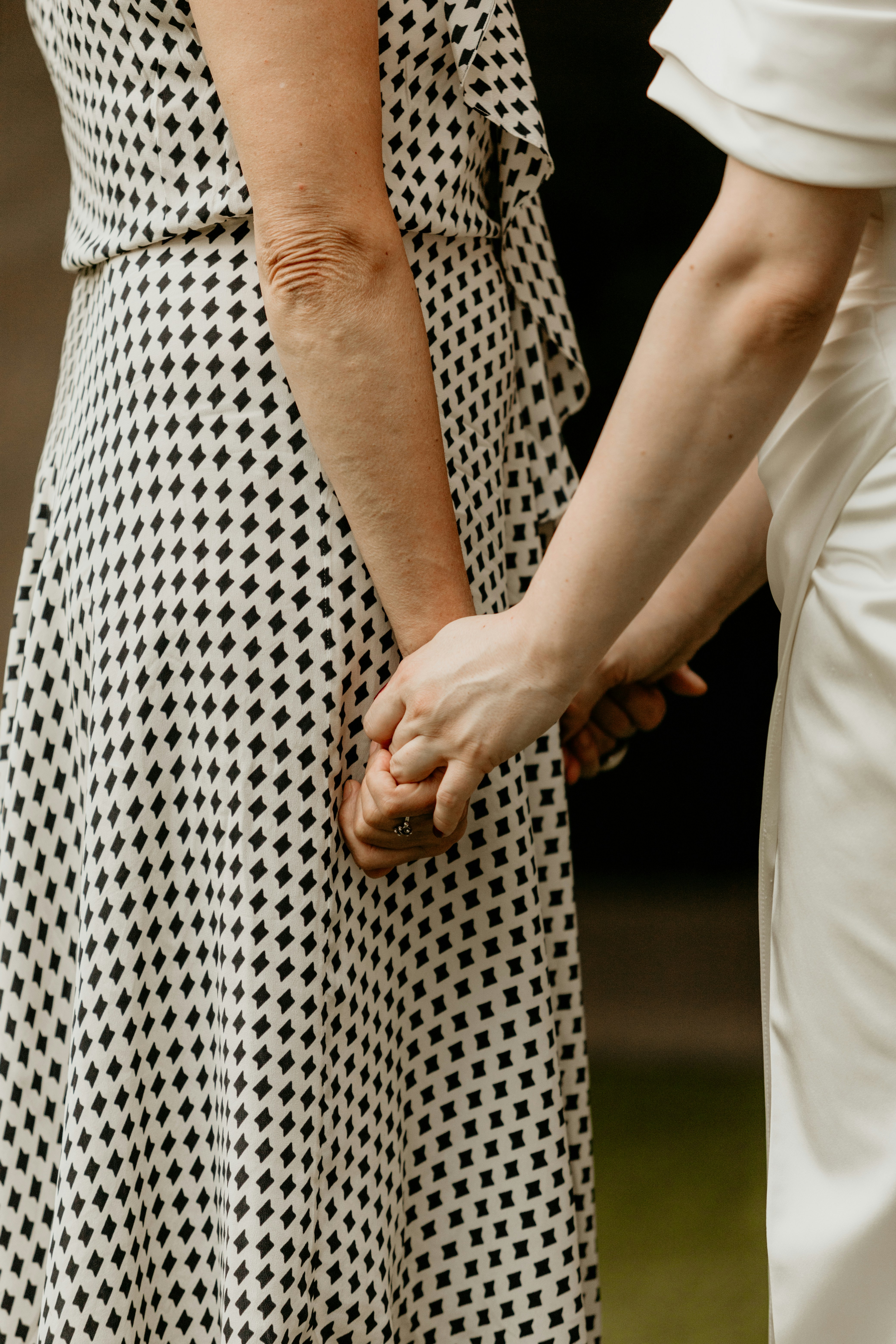 Deux femmes se tenant par la main | Source : Unsplash