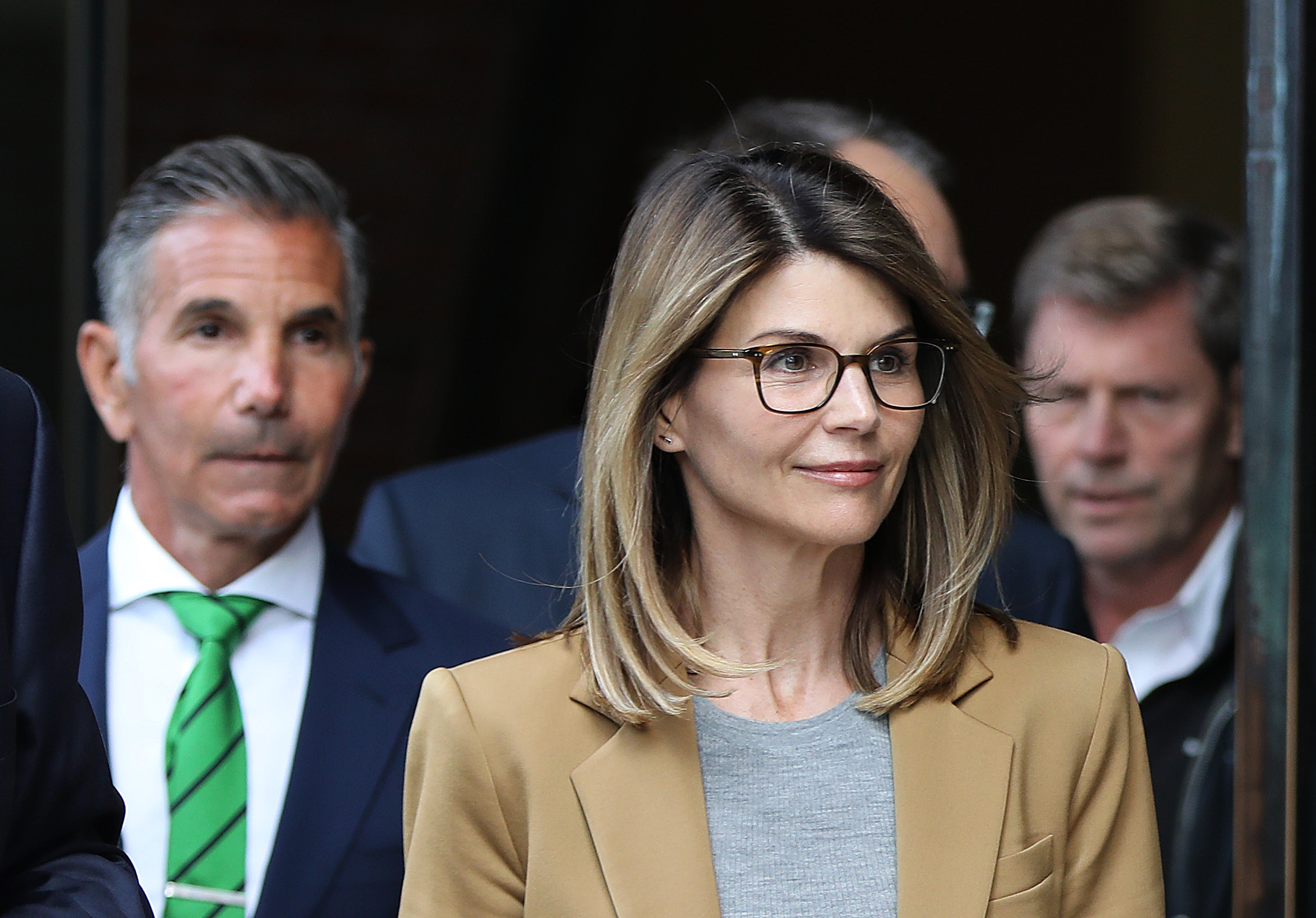 Lori Loughlin et Mossimo Giannulli quittent le palais de justice fédéral de Boston le 3 avril 2019 | Source : Getty Images