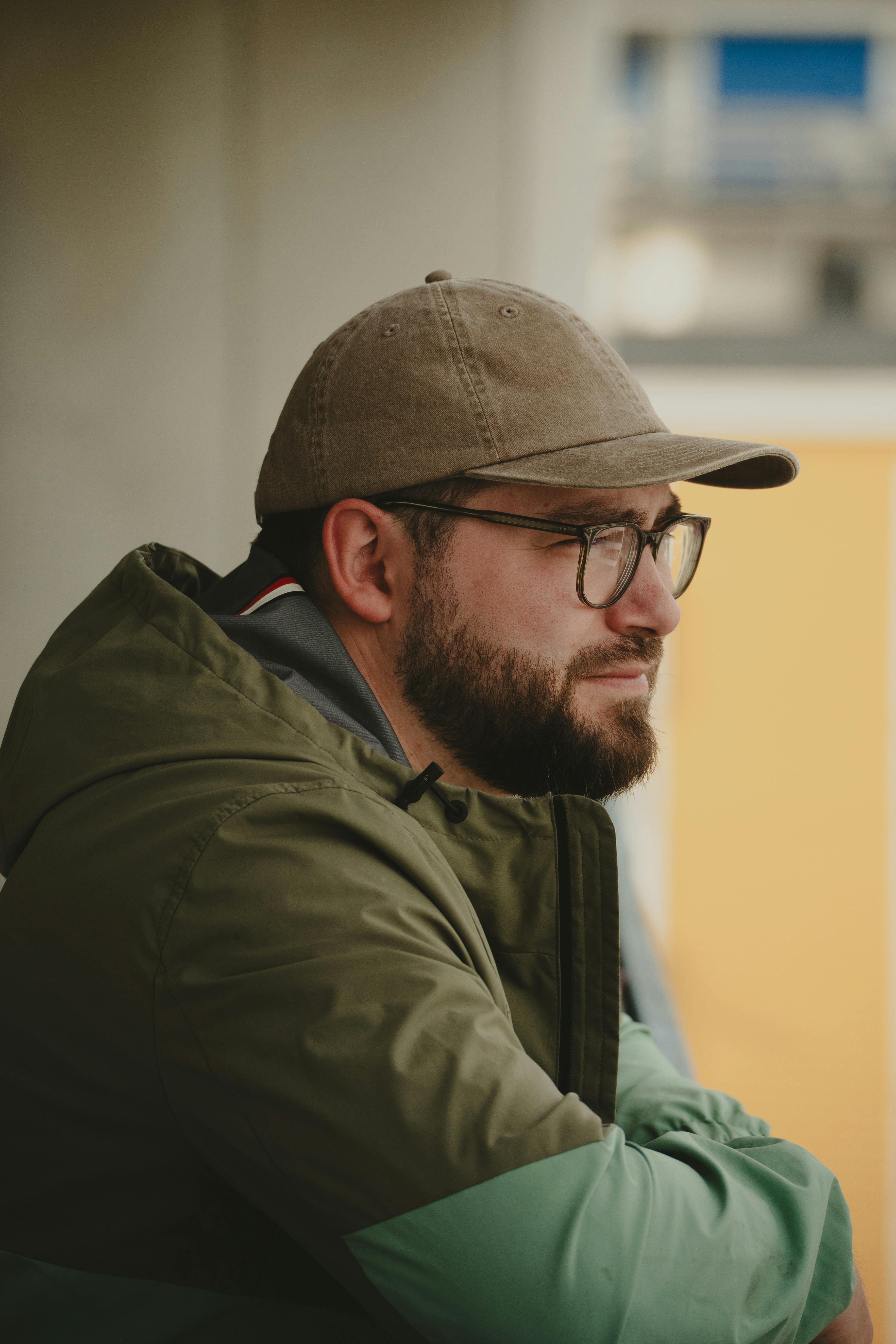 Un homme pensif portant une casquette | Source : Pexels
