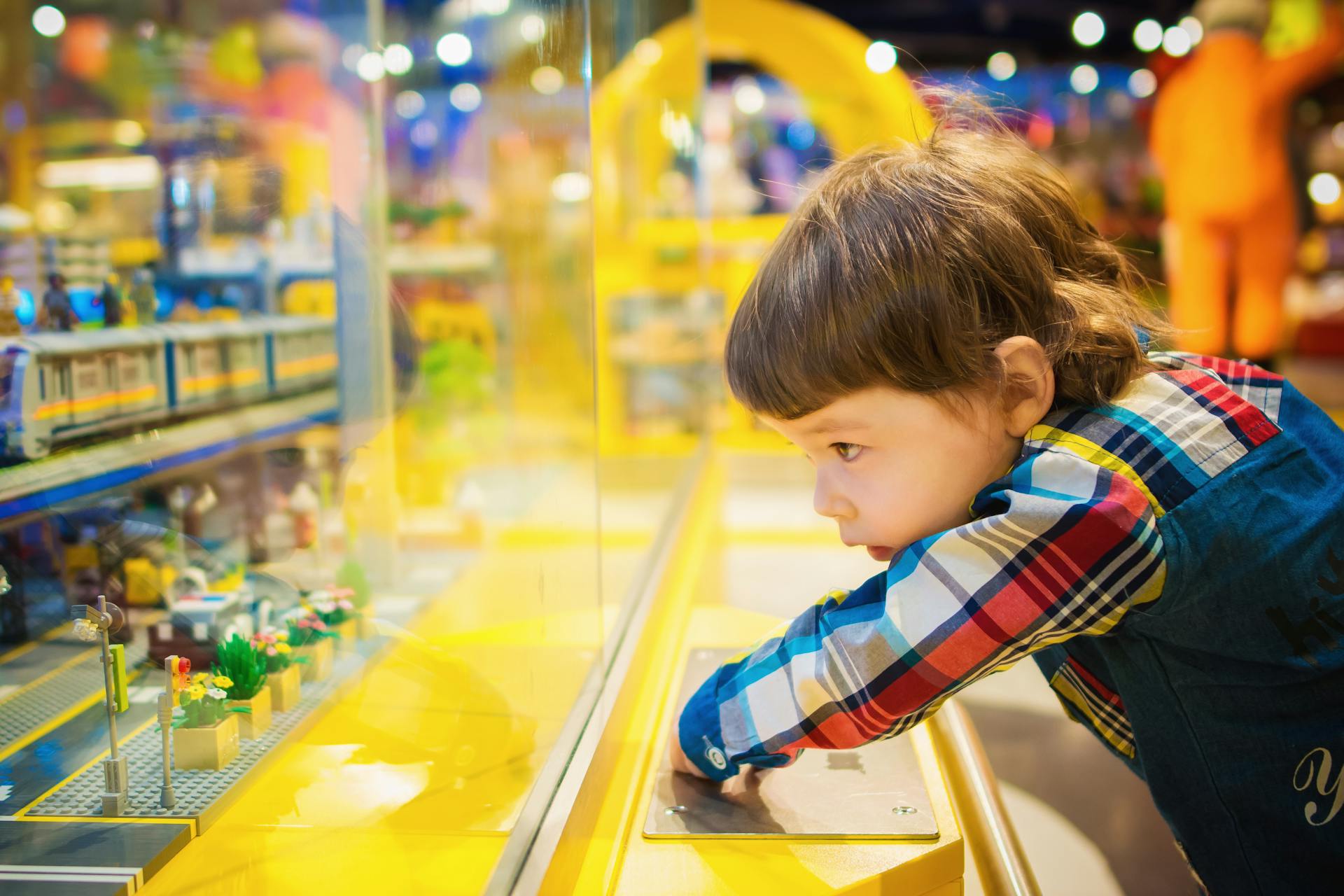 Un petit garçon dans un magasin de jouets | Source : Pexels