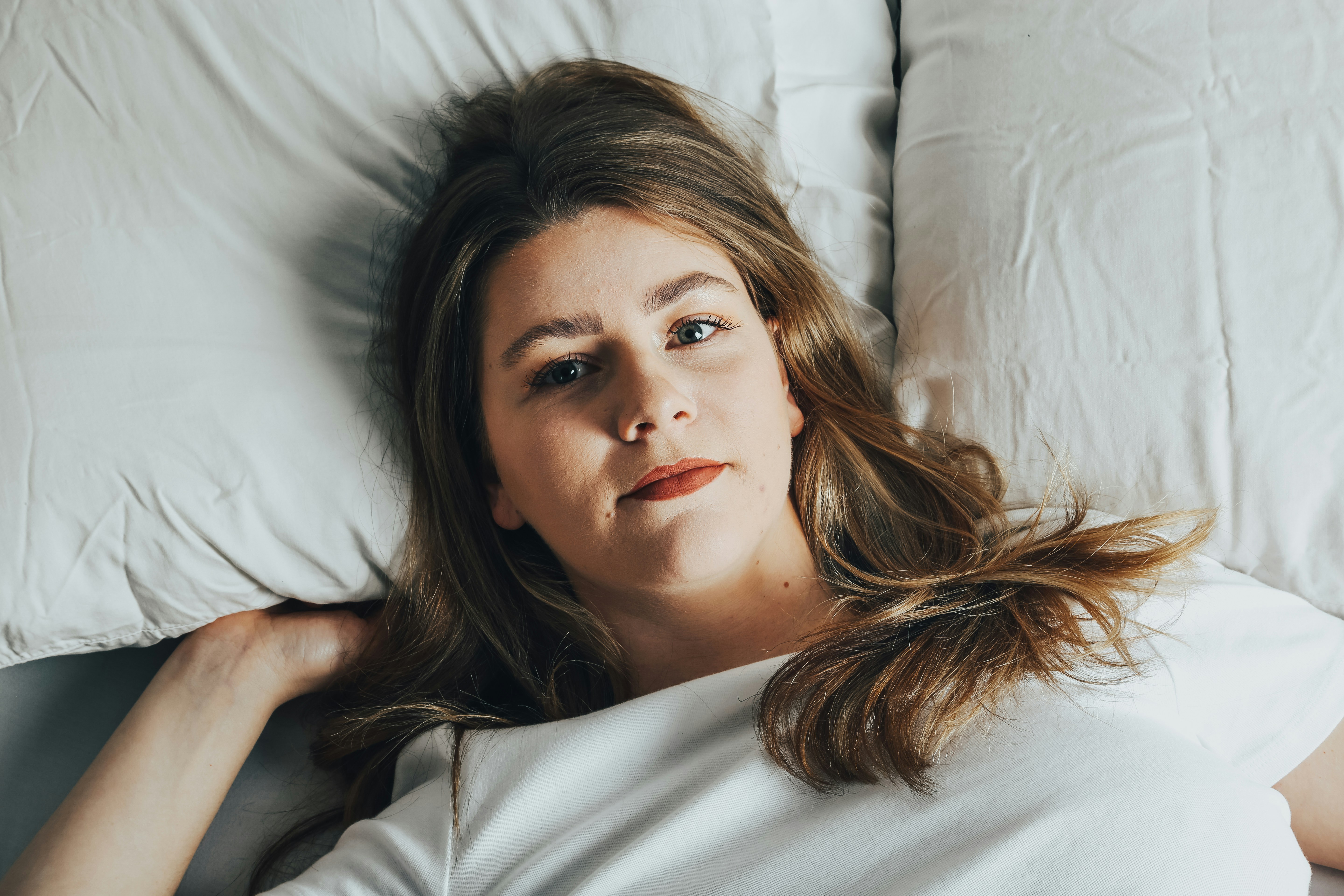 Une adolescente allongée dans son lit | Source : Unsplash
