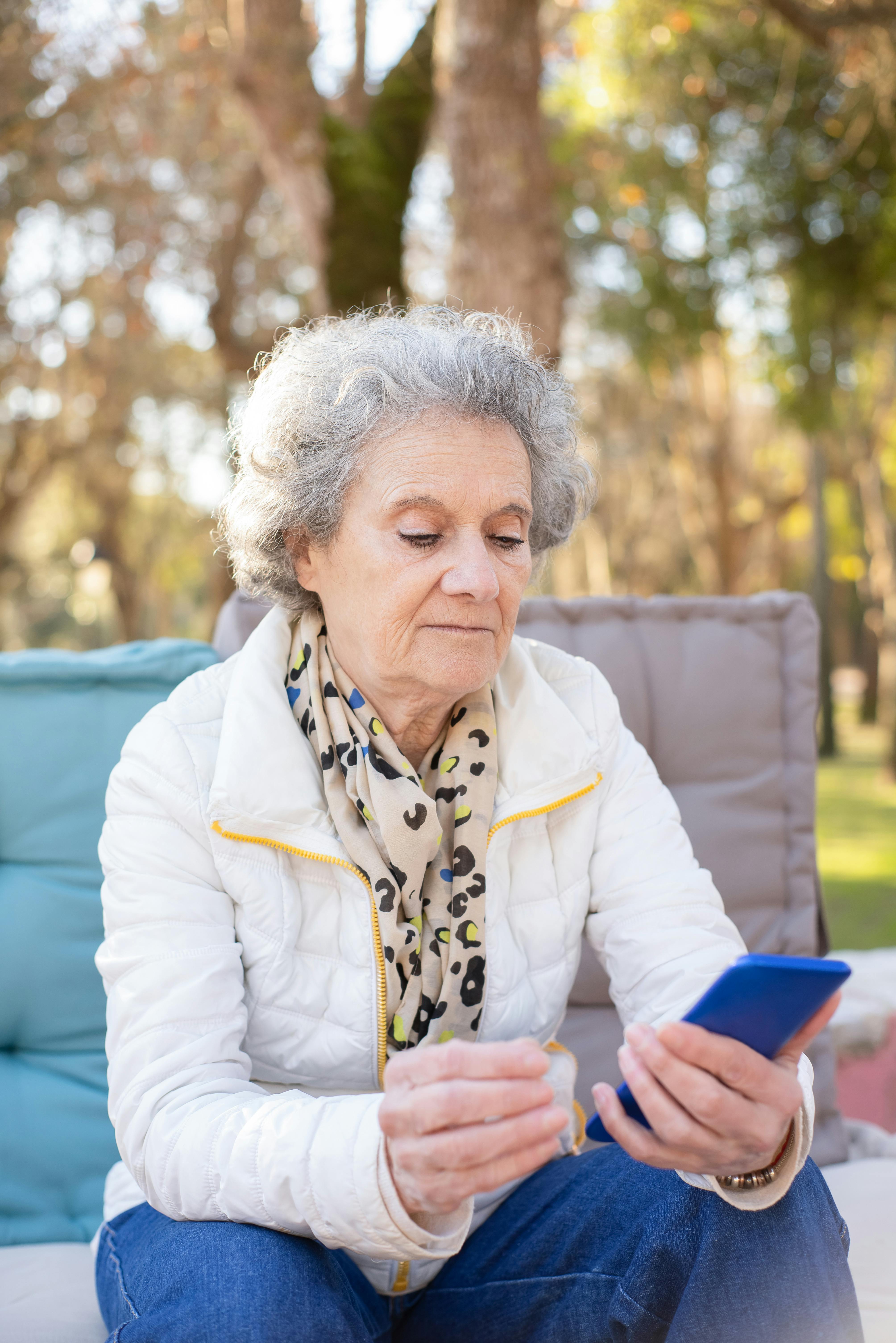 Une femme sérieuse qui regarde son téléphone | Source : Pexels