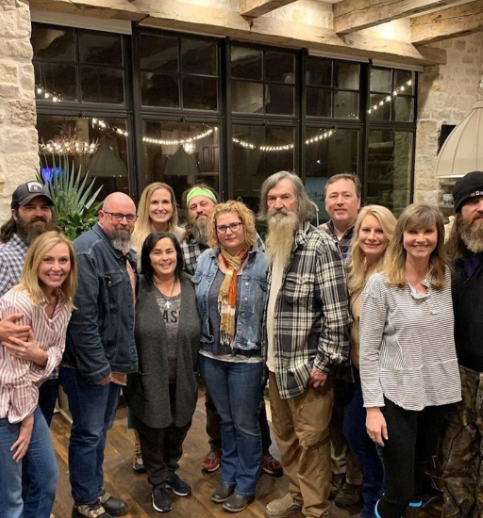 Kay et Phil Robertson photographiés avec leur famille, en mai 2025 | Source : instagram/officialphilrobertson