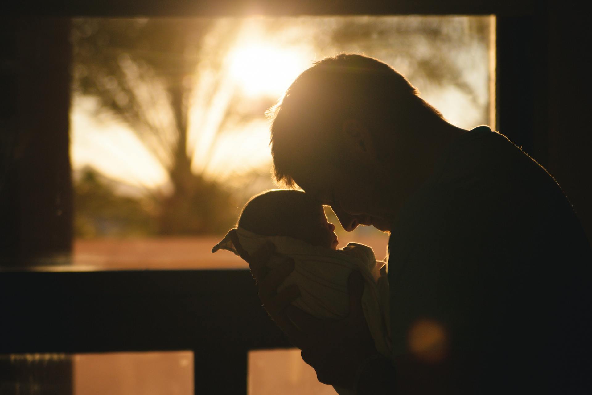 Un père tenant son nouveau-né | Source : Pexels