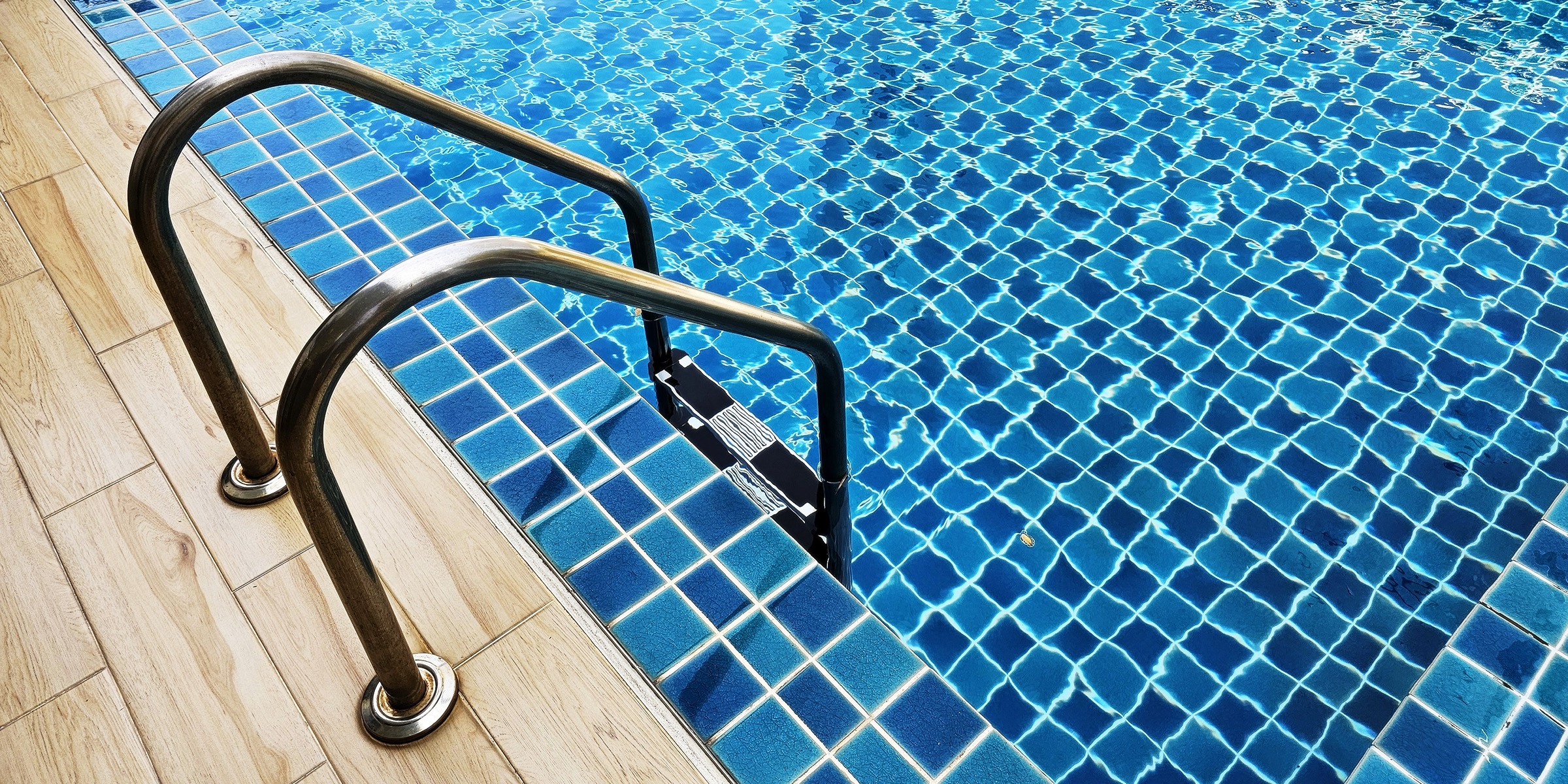 Une échelle de piscine en acier | Source : Shutterstock