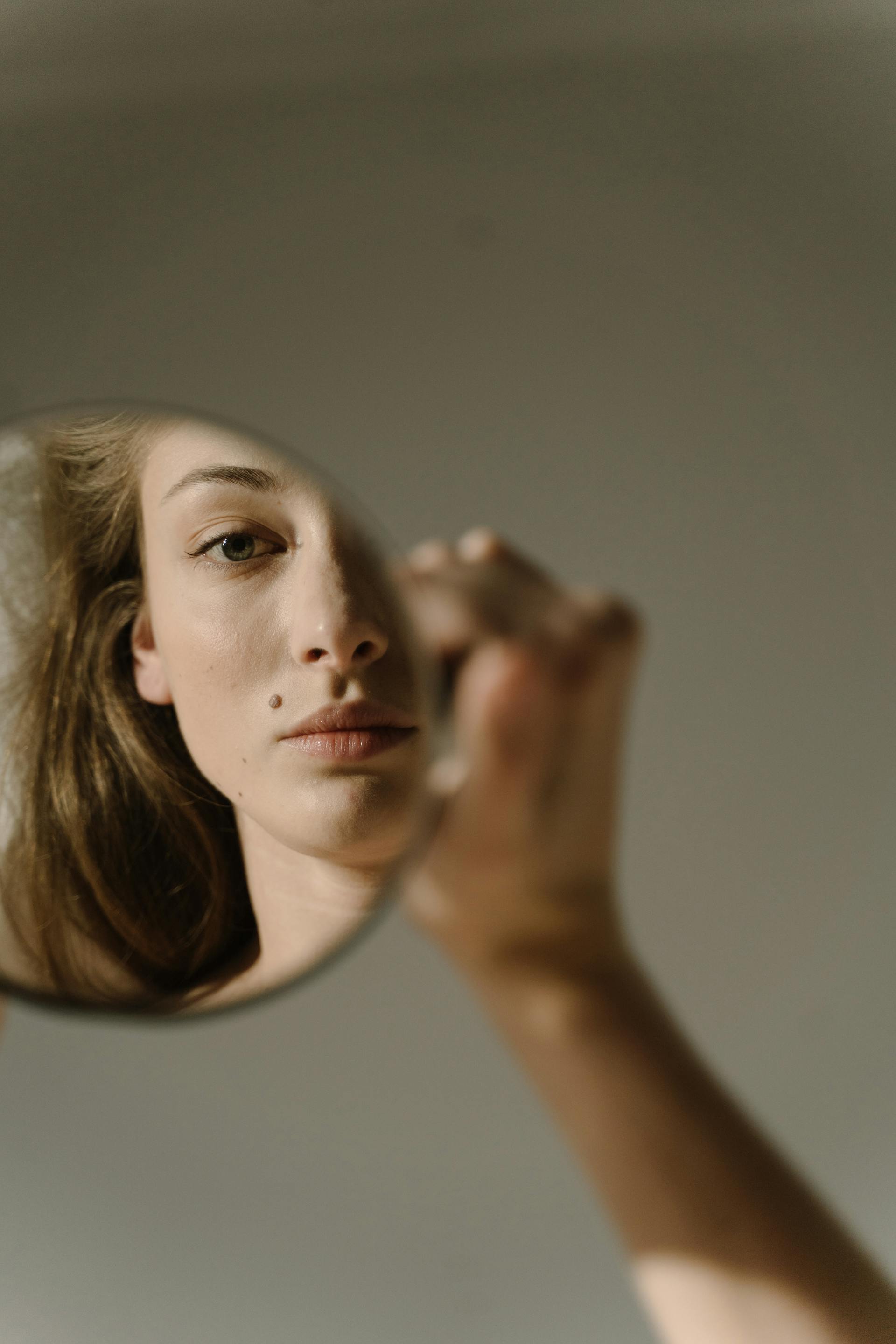 Une femme regardant son reflet dans le miroir | Source : Pexels