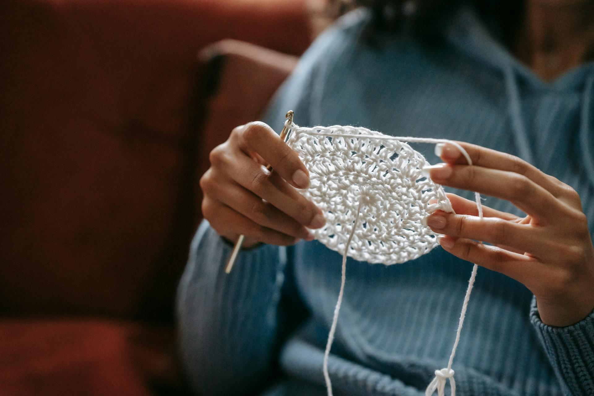 Gros plan d'une femme en train de tricoter | Source : Pexels