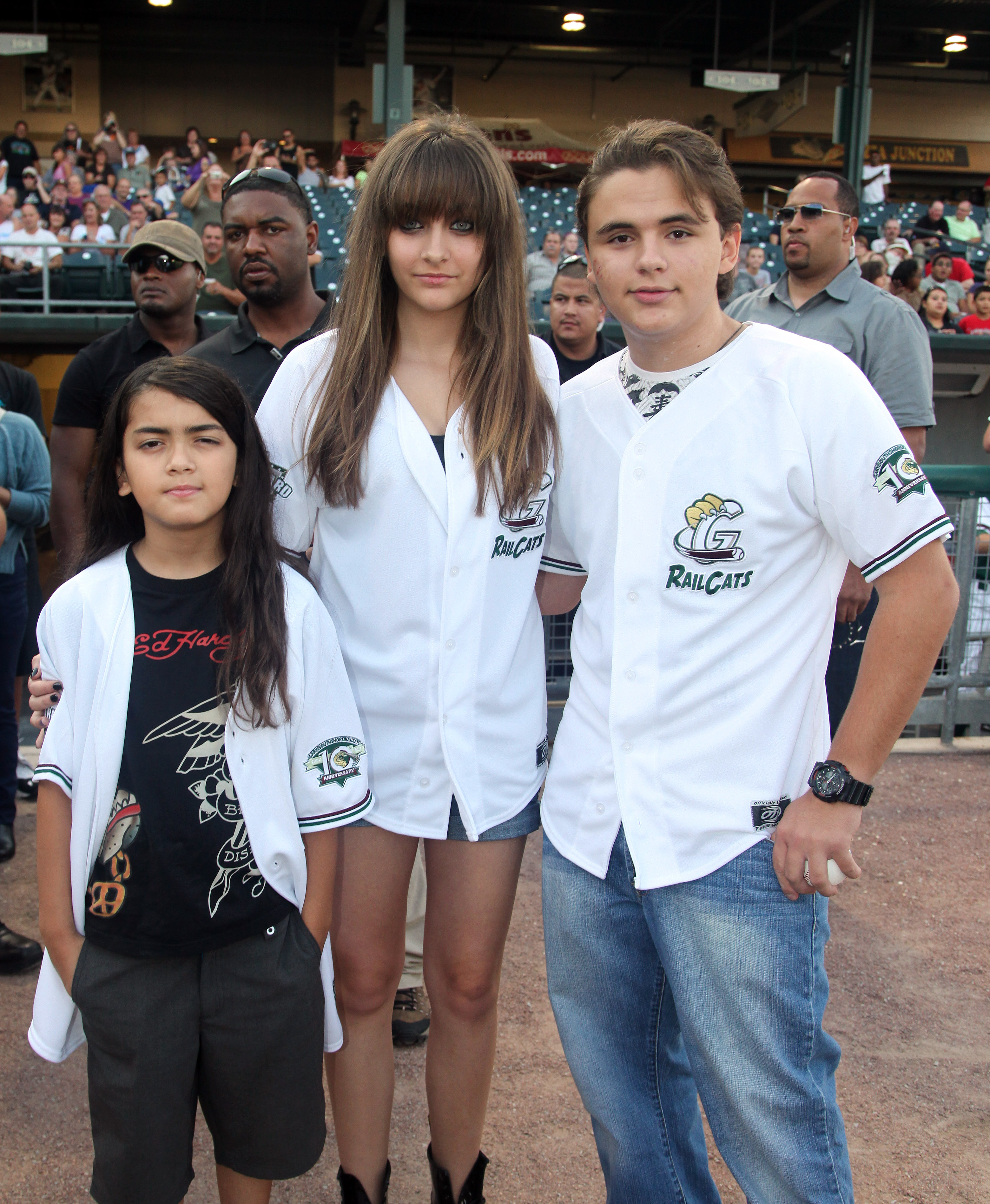 Prince Michael Jackson II, Paris Jackson et Prince Jackson lors d'un match de baseball à U.S. Steel Yard le 30 août 2012 à Gary, dans l'Indiana. | Source : Getty Images