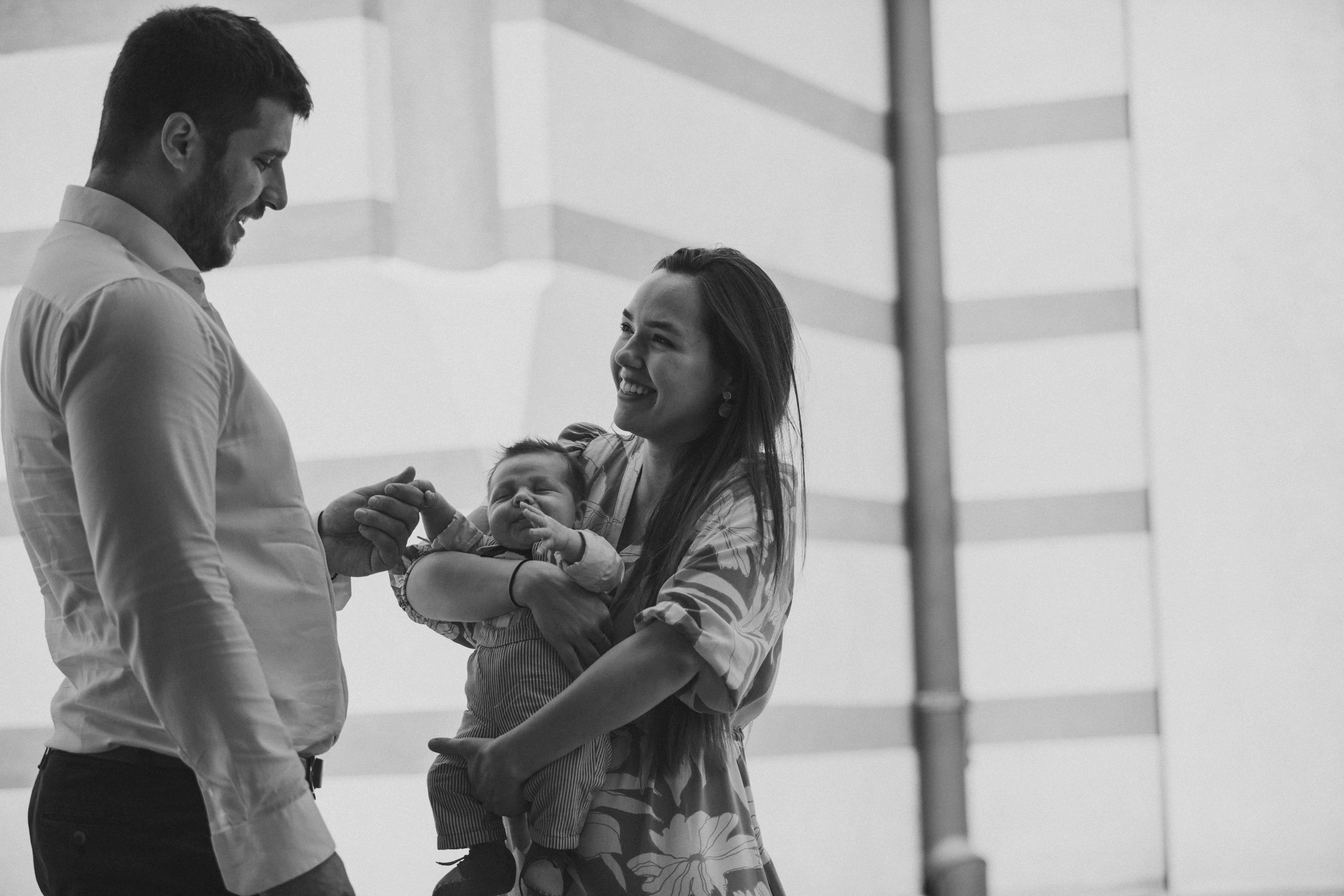 Couple à l'aéroport avec leur enfant | Source : Unsplash