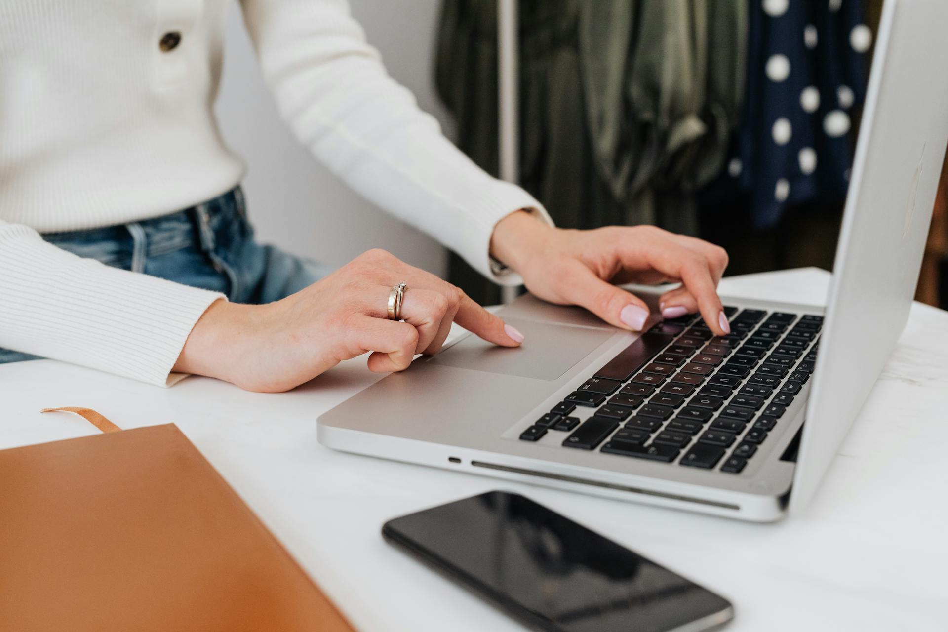 Une femme utilisant un ordinateur portable | Source : Pexels