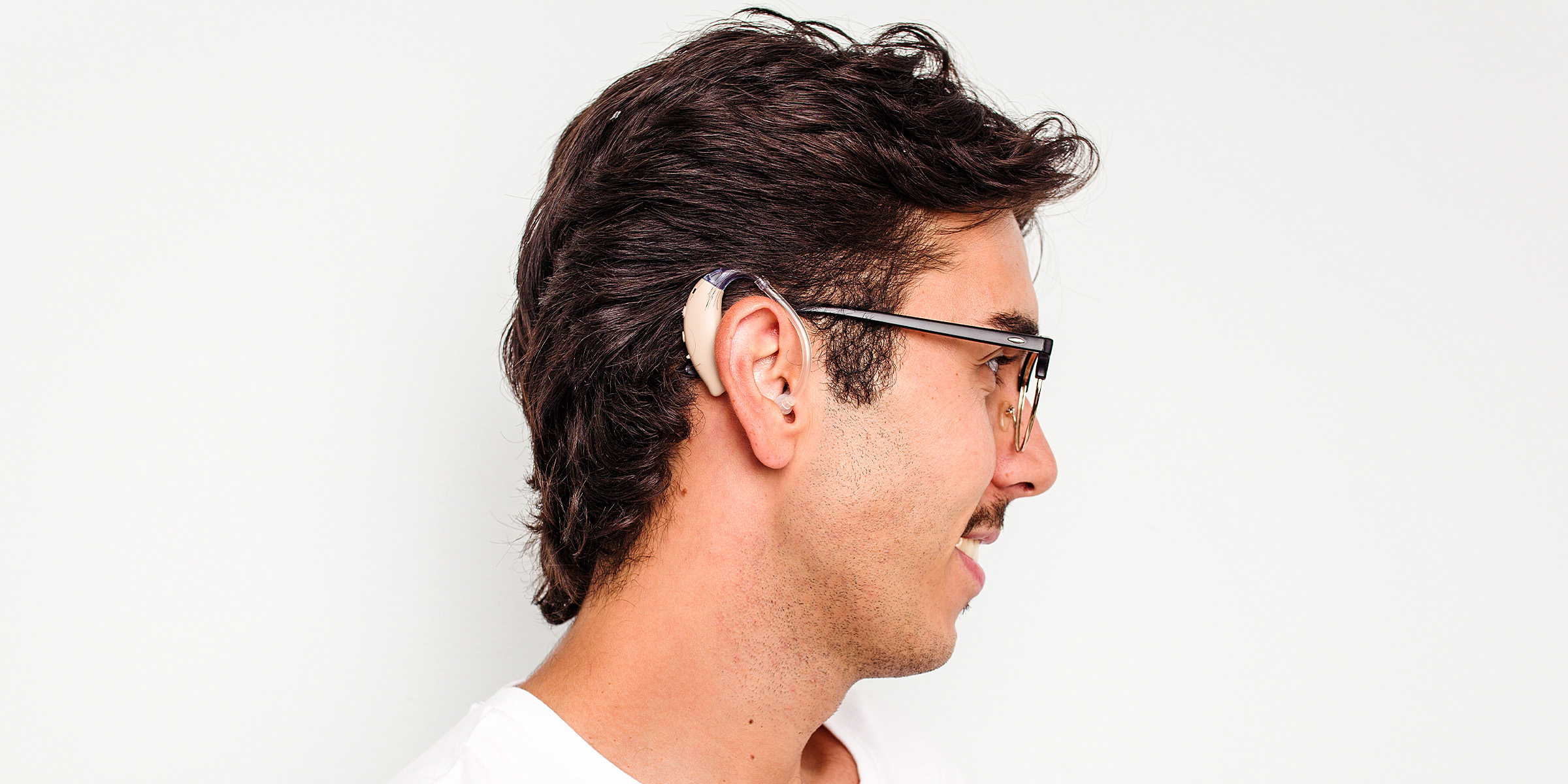 Un homme avec un appareil auditif | Source : Shutterstock