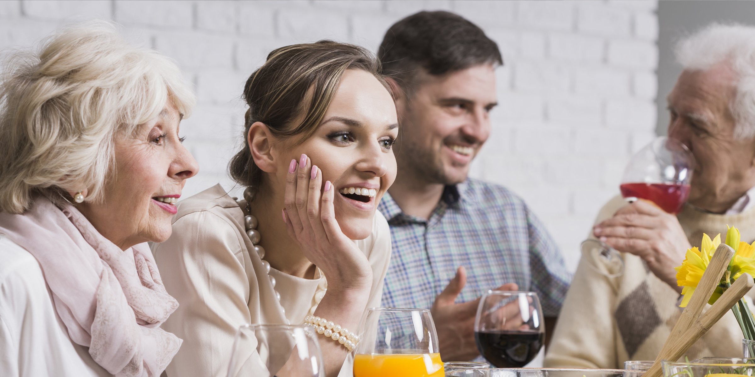 Une réunion de famille remplie de rires, de boissons et de conversations chaleureuses | Source : Shutterstock