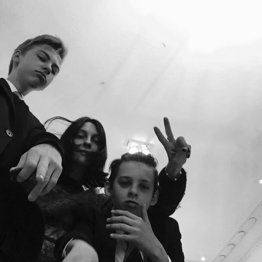Susie, Arthur et Earl Cave d'après un post daté du 21 décembre 2015. | Source : Instagram/susiecaveofficial