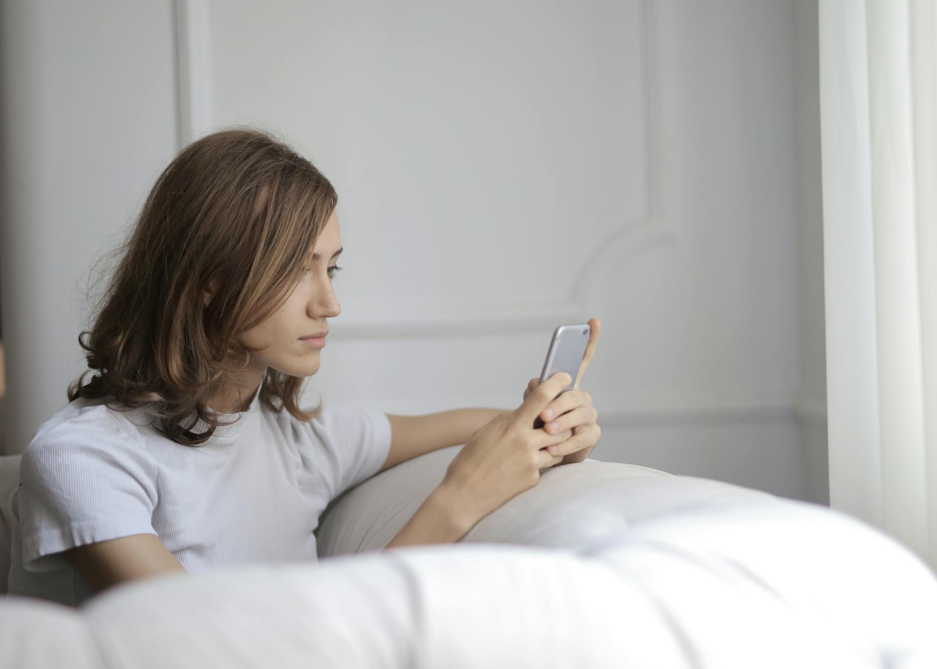 Une femme qui regarde l'écran de son téléphone | Source : Pexels