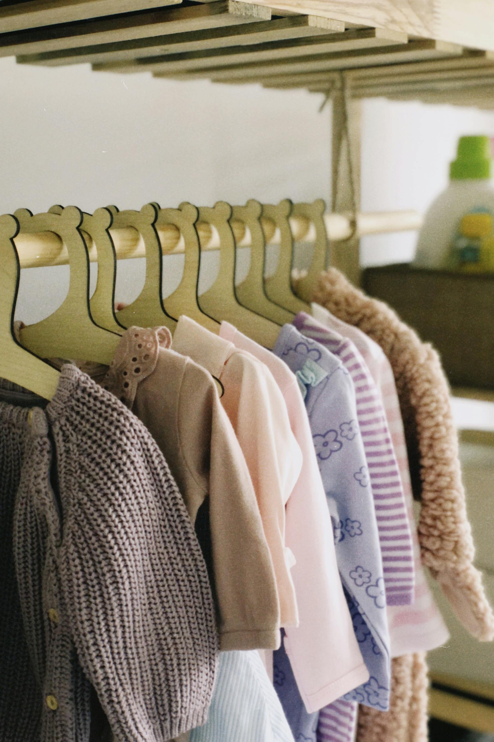 Les vêtements d'un enfant dans une armoire | Source : Pexels