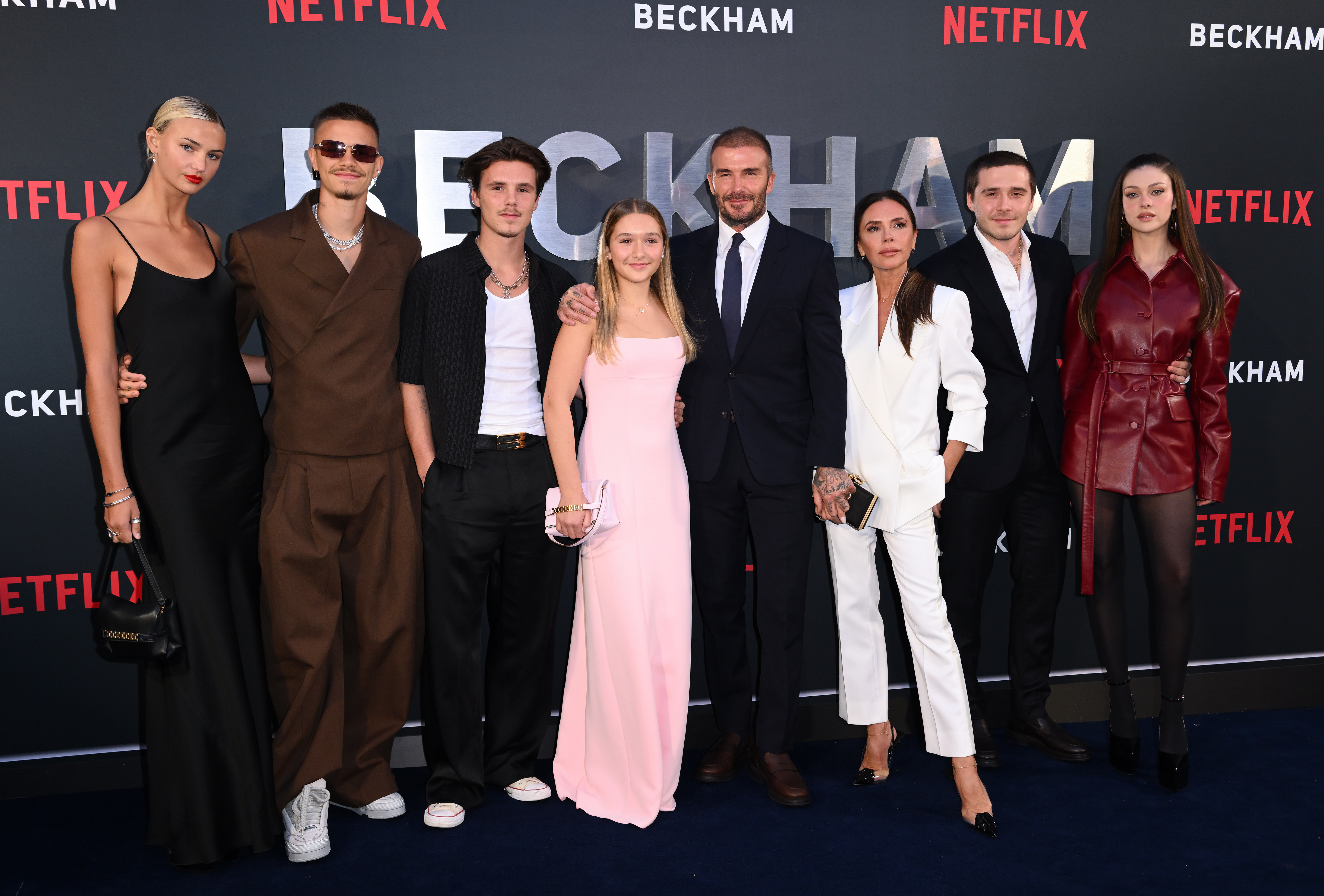 Mia Regan avec Romeo, Cruz, Harper, David, Victoria et Brooklyn Beckham, et Nicola Peltz lors de la première britannique de « Beckham » le 3 octobre 2023 à Londres, Angleterre | Source : Getty Images