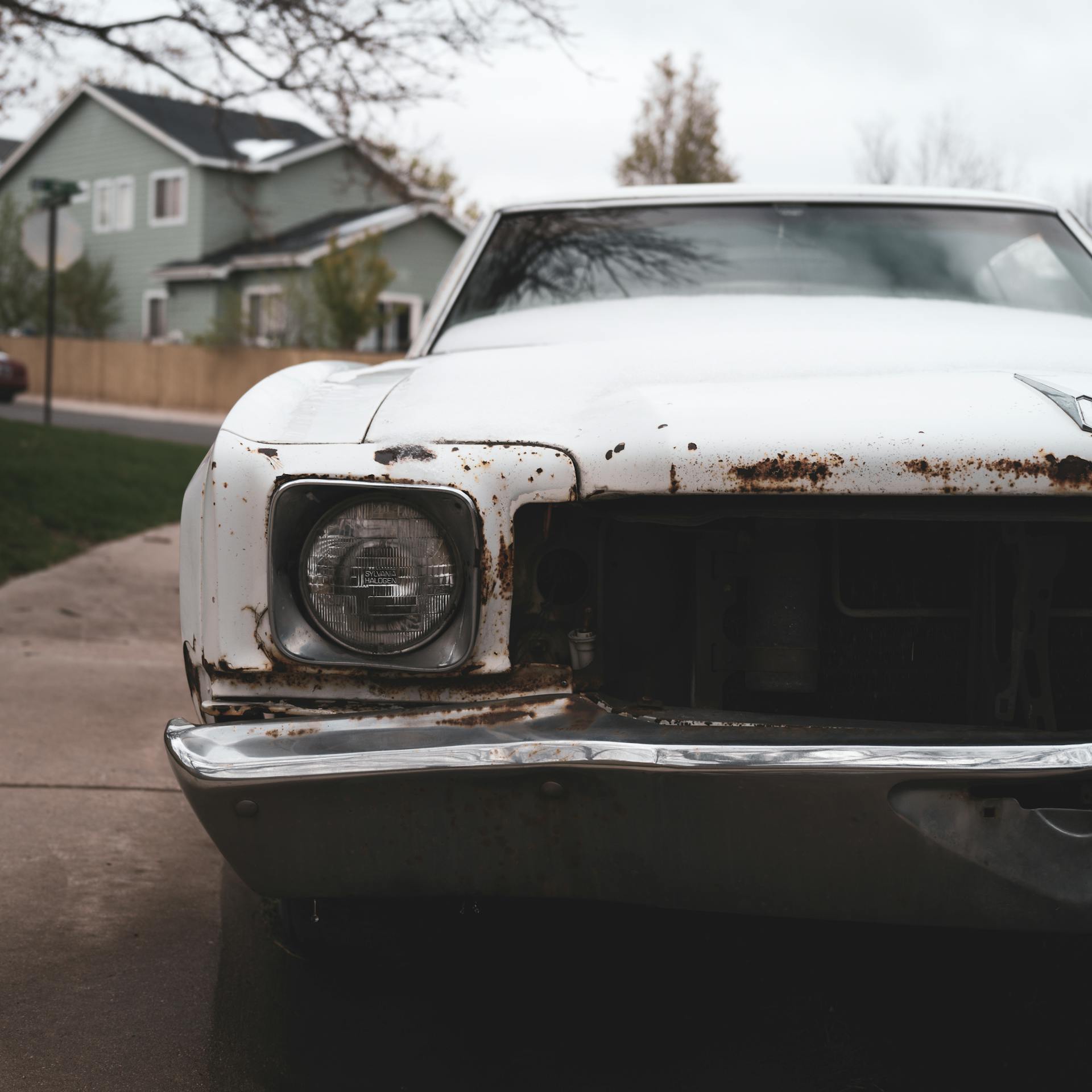 Une vieille voiture blanche et rouillée | Source : Pexels