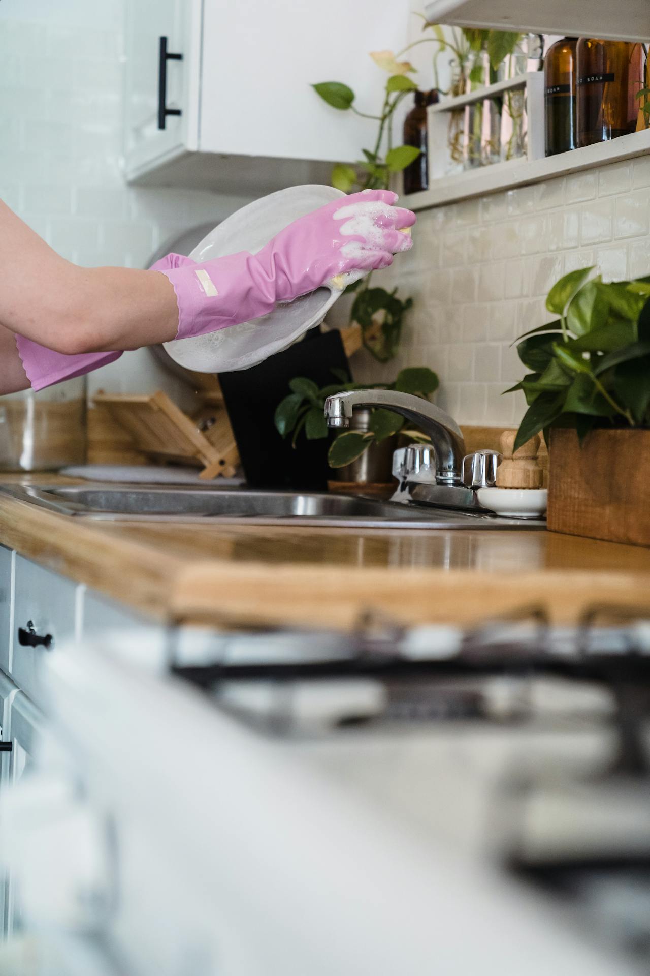 Une femme qui fait la vaisselle | Source : Pexels