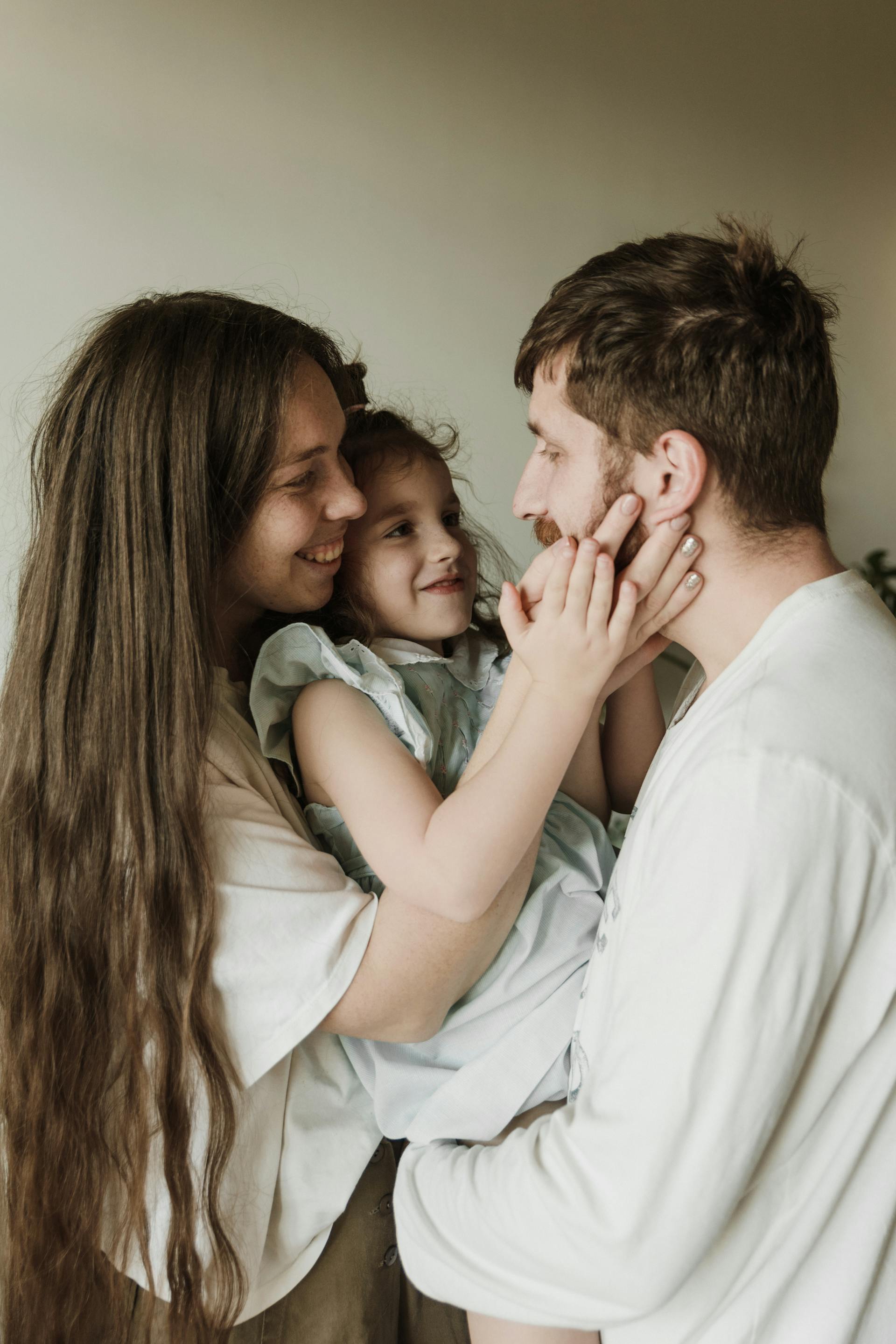 Des parents fiers avec leur fille | Source : Pexels