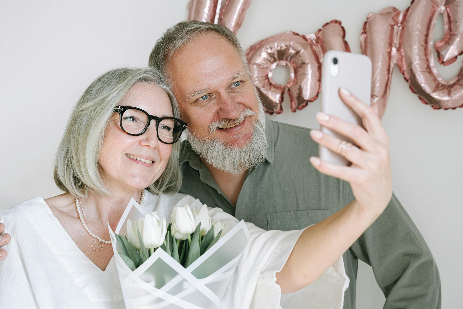 Un couple de personnes âgées heureuses prenant une photo ensemble | Source : Pexels