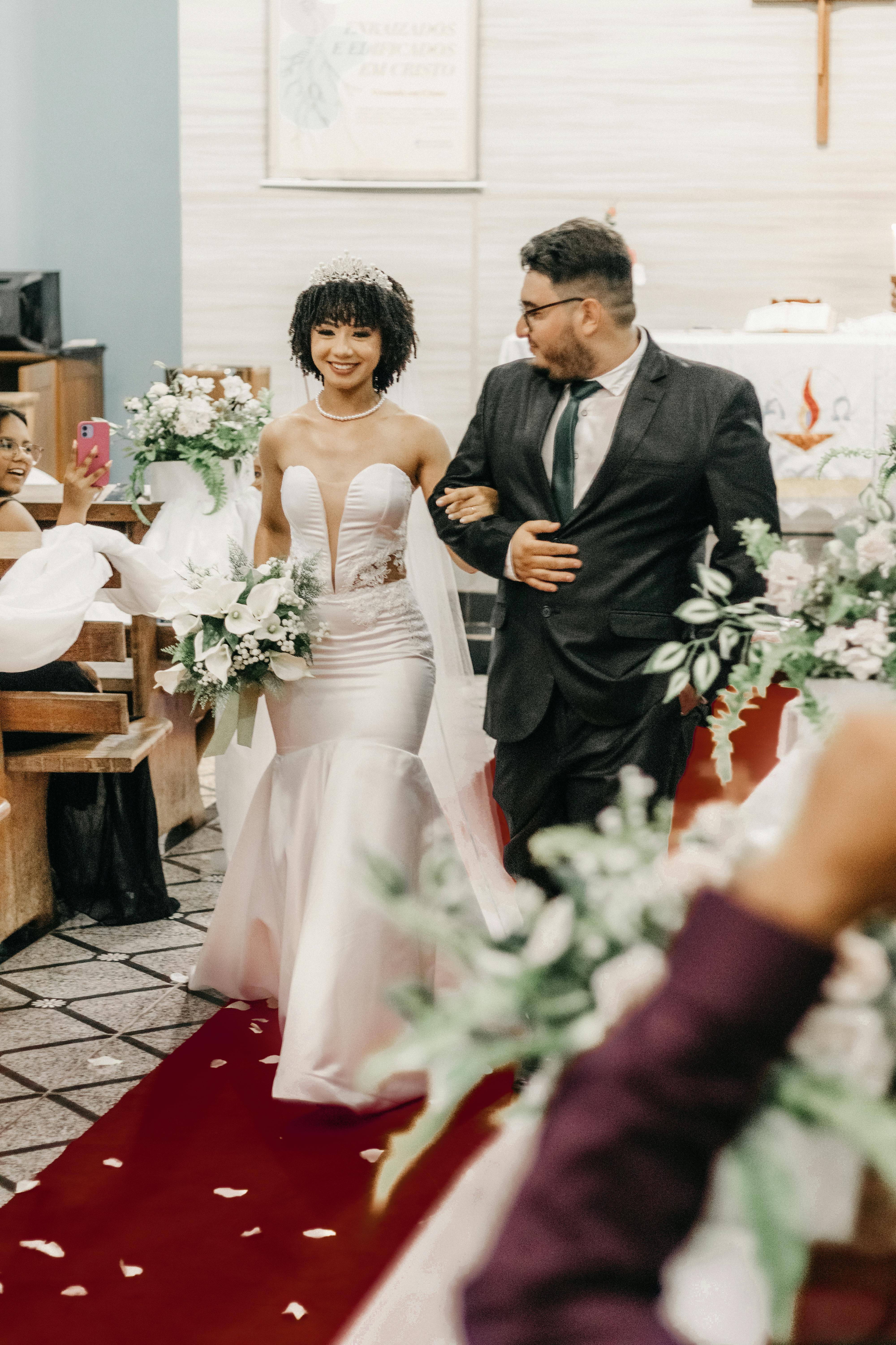 Un couple de jeunes mariés quittant l'église après leurs vœux | Source : Pexels