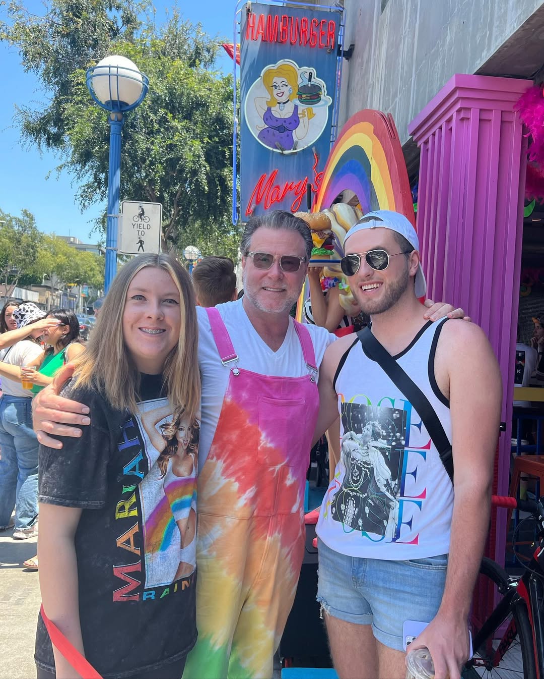 Dean McDermott pose avec ses enfants, d'après un post daté du 13 juin 2022 | Source : Instagram/imdeanmcdermott