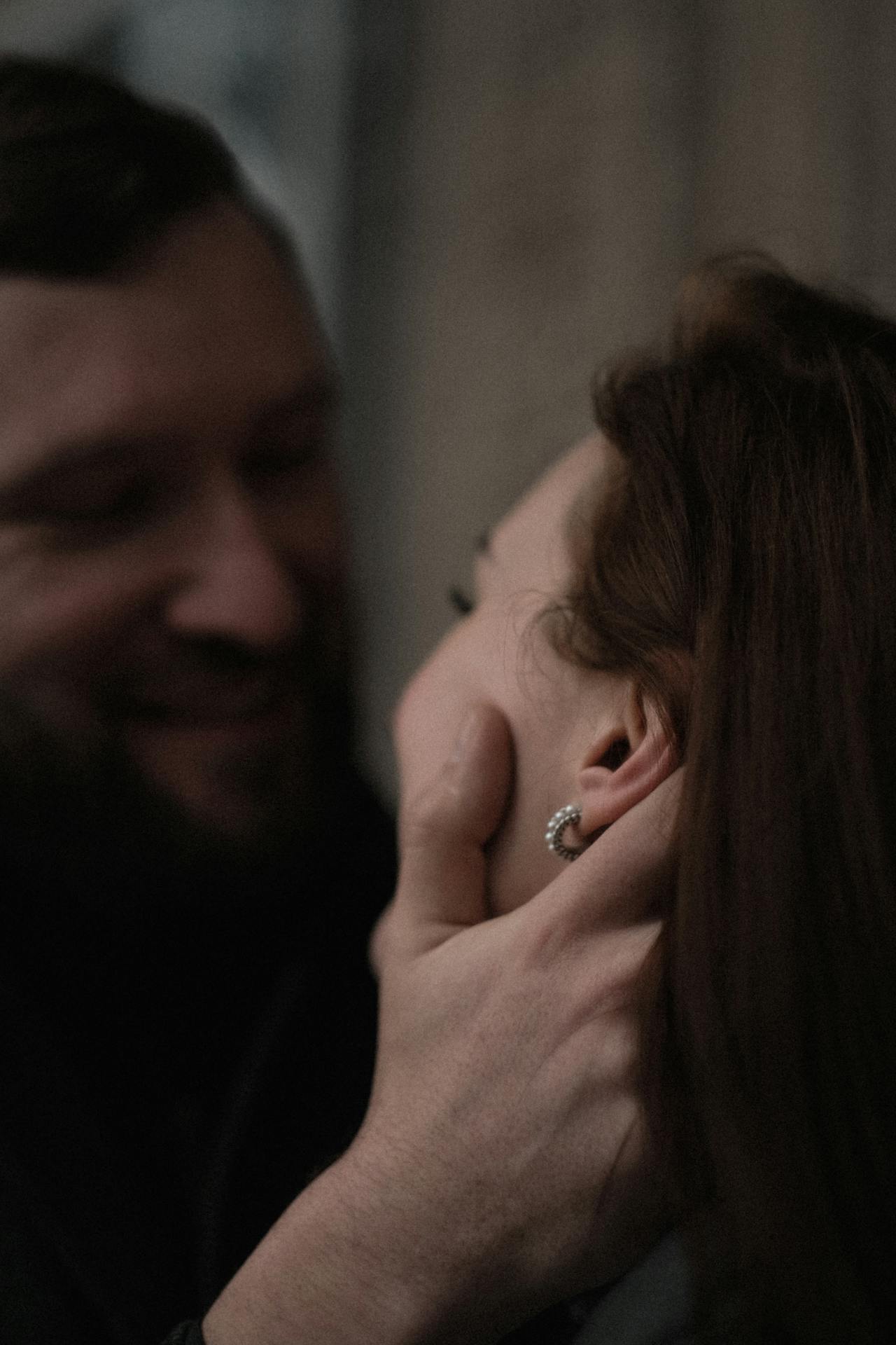 Un homme souriant tenant une femme dans ses bras | Source : Pexels