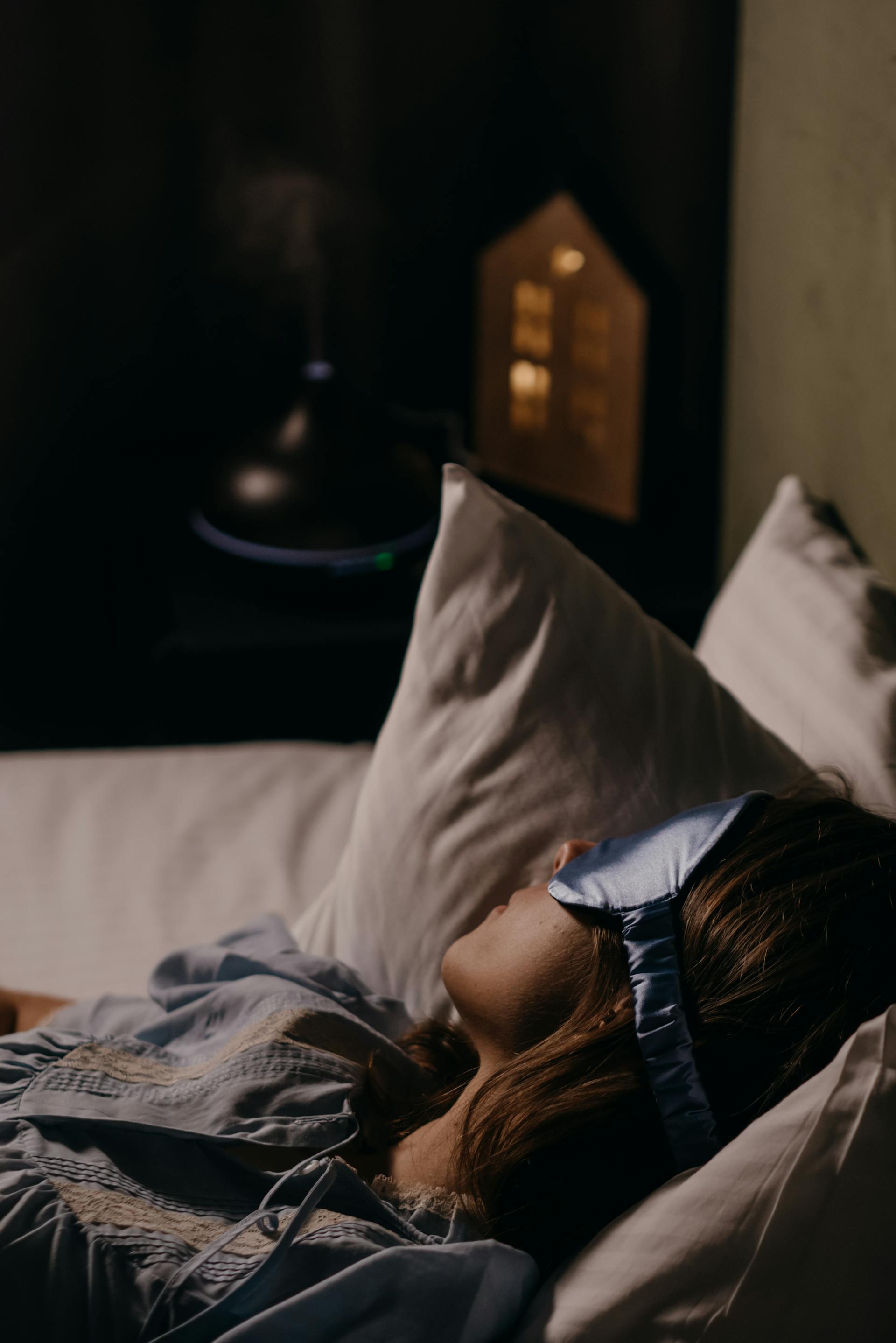 Une femme qui dort en portant un masque pour les yeux | Source : Pexels
